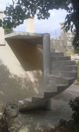escalier béton extérieur hélicoïdal avec palier d'arrivé et fût central