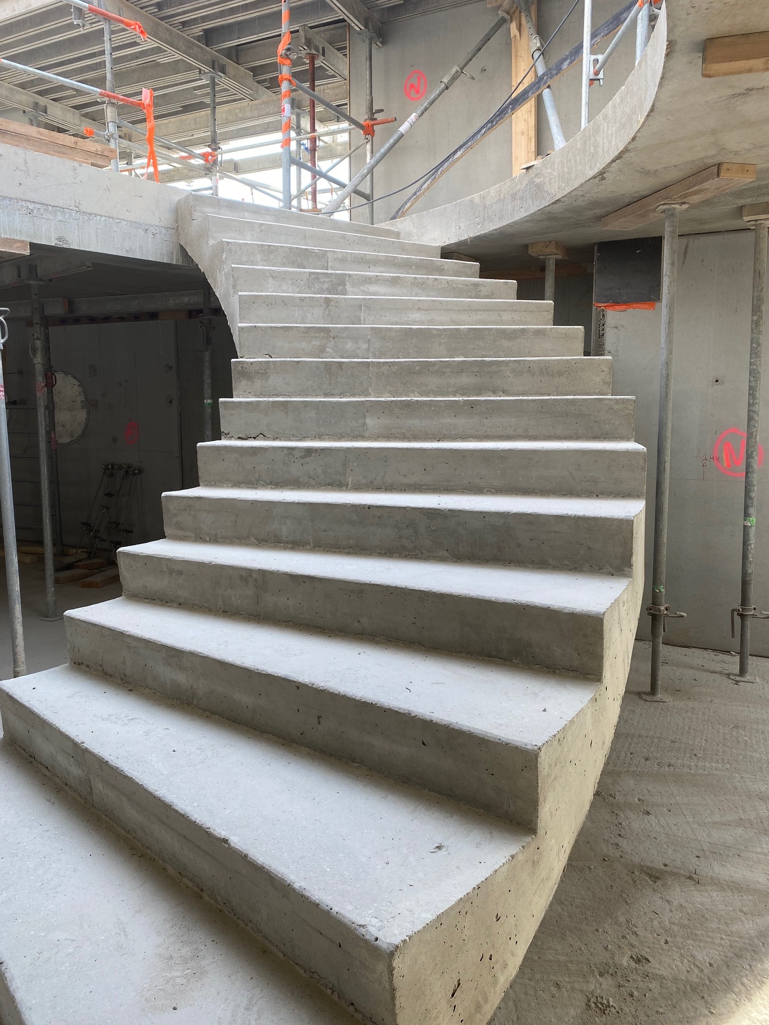 Escalier monumental en béton dans un musée dans les Bouches du Rhône