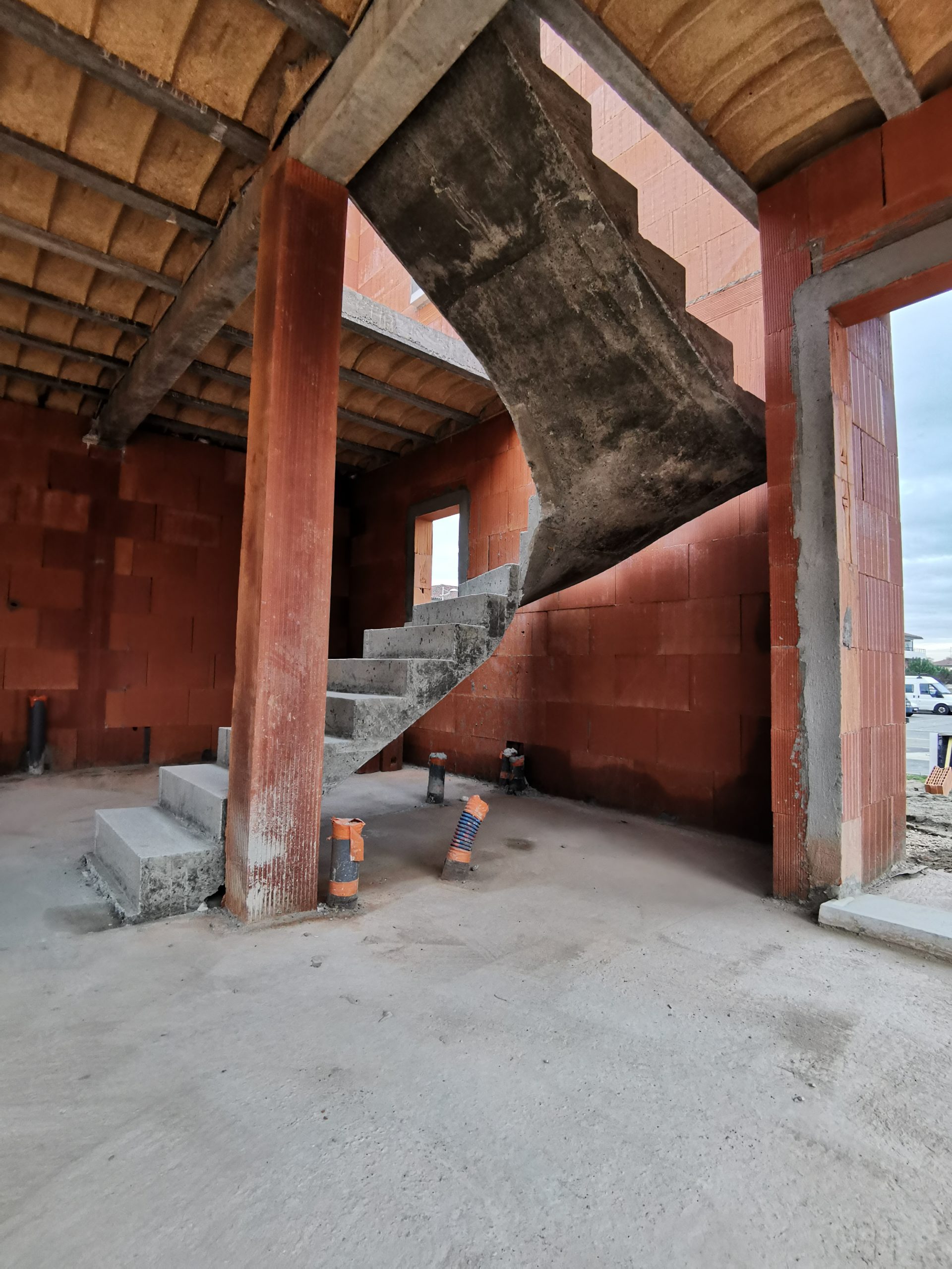 Escalier tournant dans une trémie carré