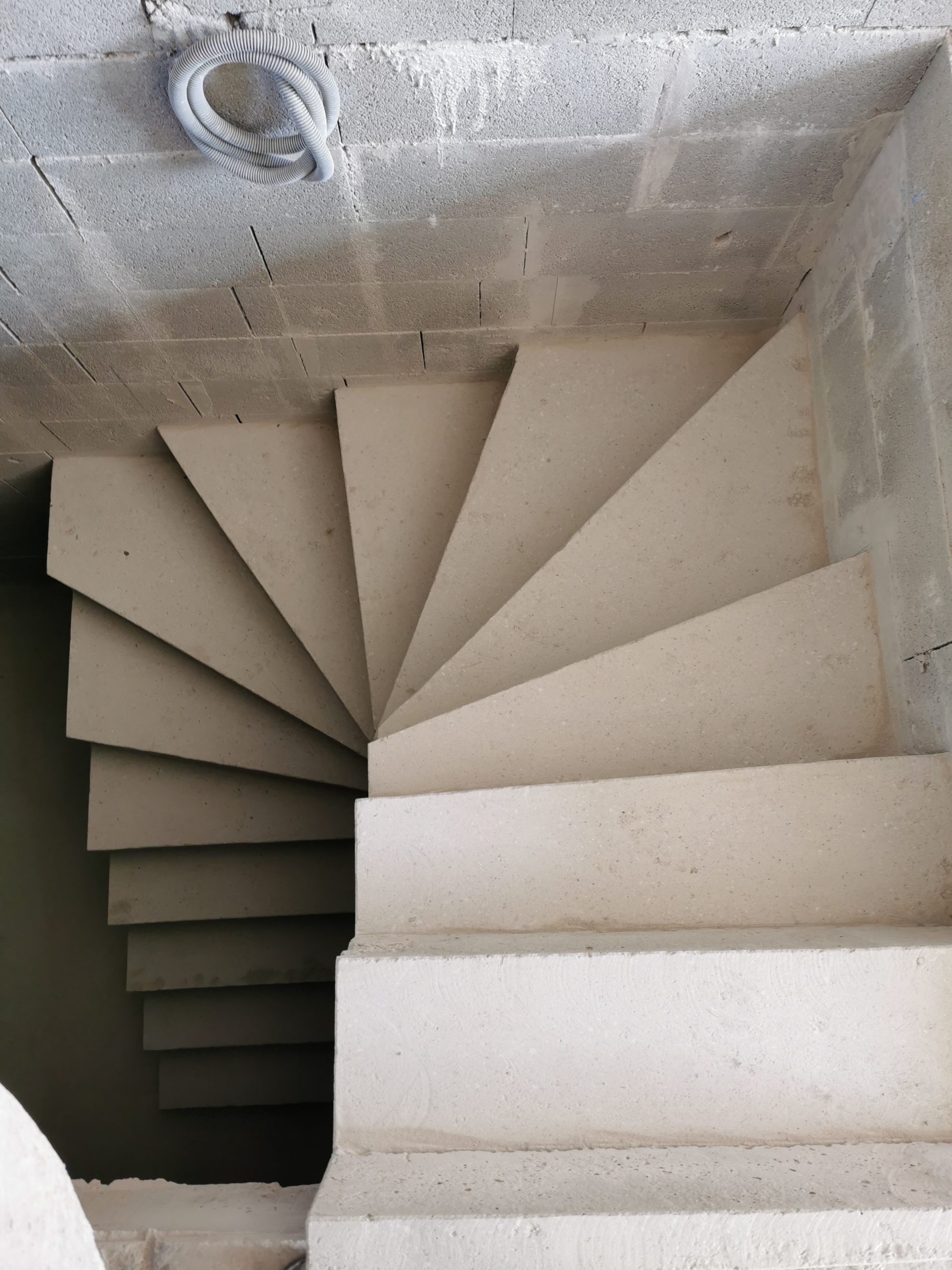 escalier   un quart balancé intérieur   en béton brut de décoffrage   à Neufchâtel-Hardelot près d'Outreau et Le Touquet-Paris-Plage pour un constructeur par Pierre Quellien