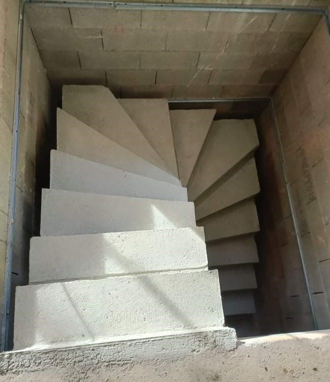 Escalier un quart tournant venant d'être décoffré, pour un professionnel, à Villaudric entre Toulouse et Montauban, en région Occitanie. 
Escalier béton pratique et esthétique.