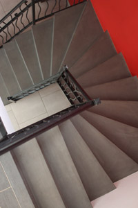 Escalier béton ciré sur mesure tournant