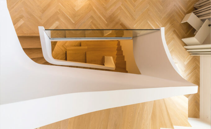 Escalier à paillasse en béton de chez Scal'in Midi-Pyrénées, revêtement réalisé par un menuisier spécialiste en Haute-Garonne.
