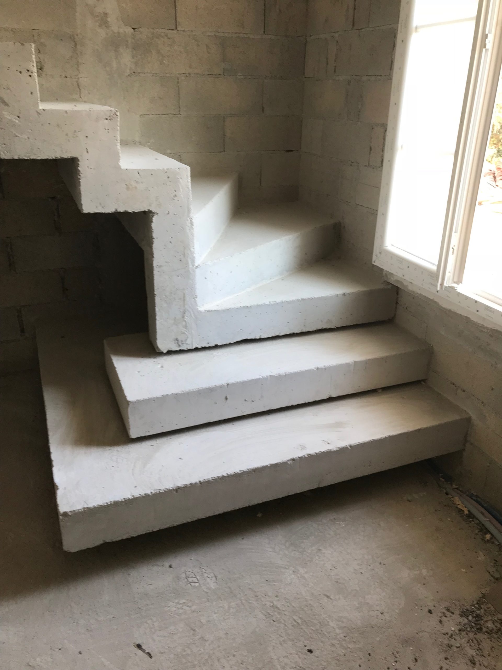 Fabrication d'un escalier béton à crémaillère un quart tournant avec les deux premières marches royales