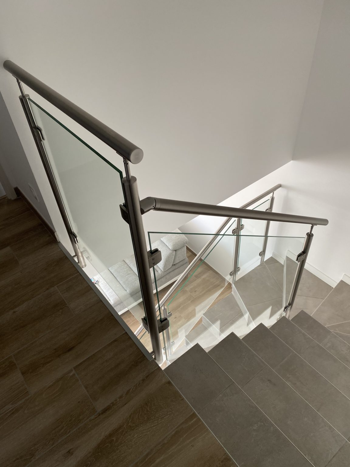 Garde-corps en inox en verre d'un escalier à paillasse en béton Entre