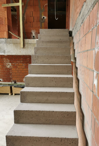 Chantier en cours d'exécution, d'escalier droit en béton brut de décoffrage, coulé in situ dans le département des Hauts-de-France.