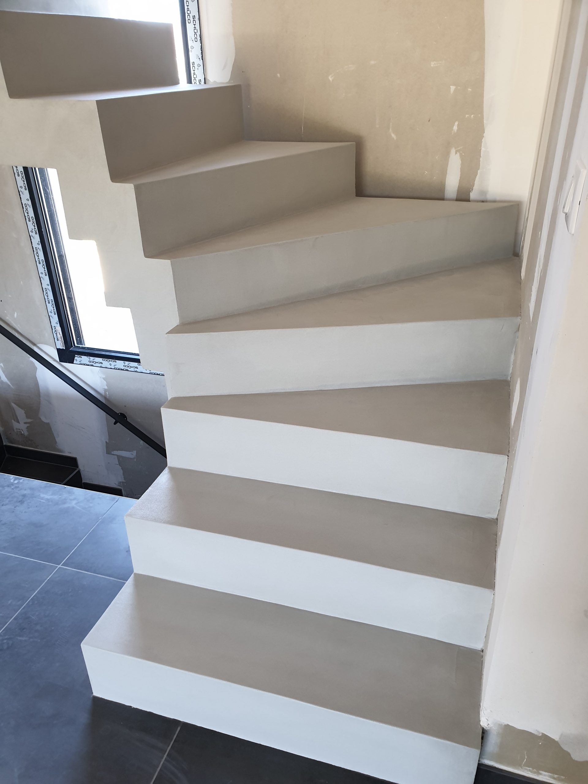 L'ensemble de l'escalier est recouvert d'un béton ciré de couleur poivre blanc qui est un gris clair très apprécié