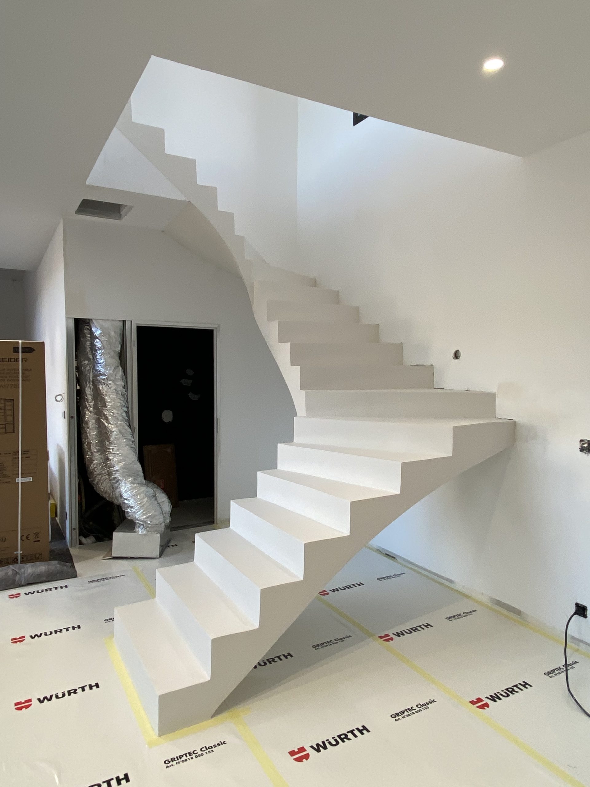 L'escalier à paillasse deux quarts tournants scal'in a été réalisé en 3 jours.
Qu'il soit spatulé ou lissé, l'escalier en micro-béton dispose d’un large choix de coloris, pour une finition harmonieuse.