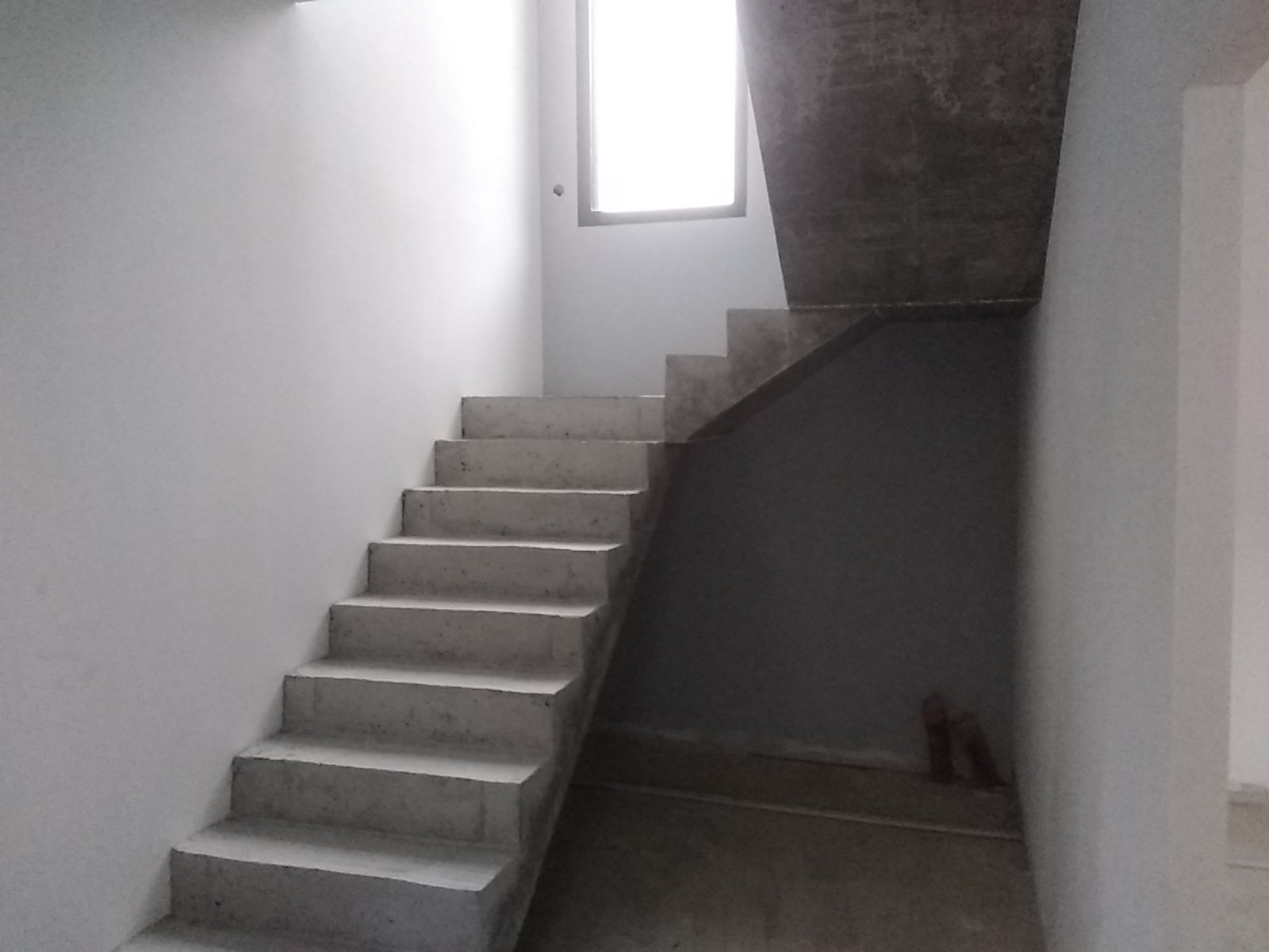 La cage d'escalier éclairé d'un châssis fixe