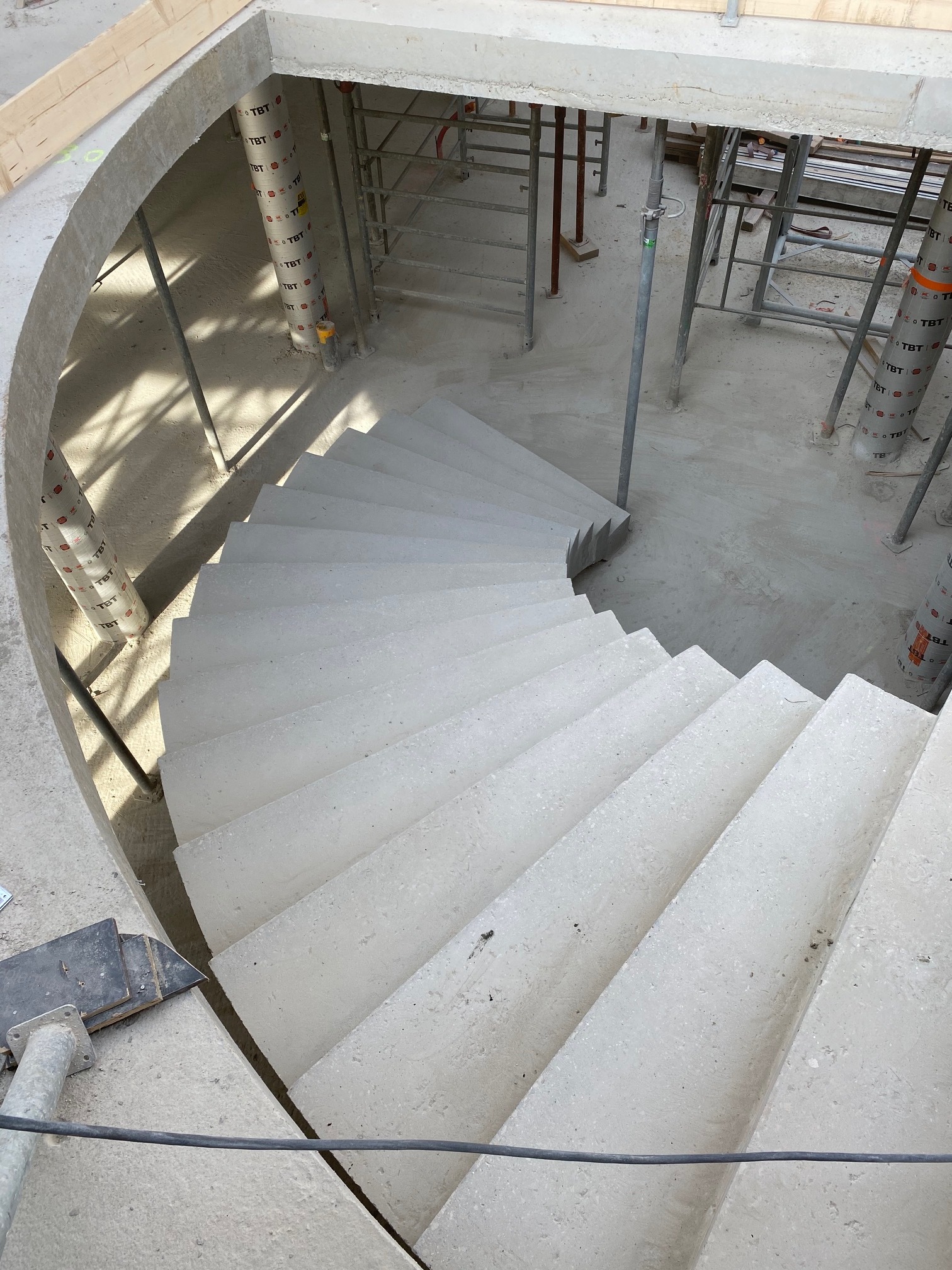 La trémie en arc de cercle épousant la forme de l'escalier