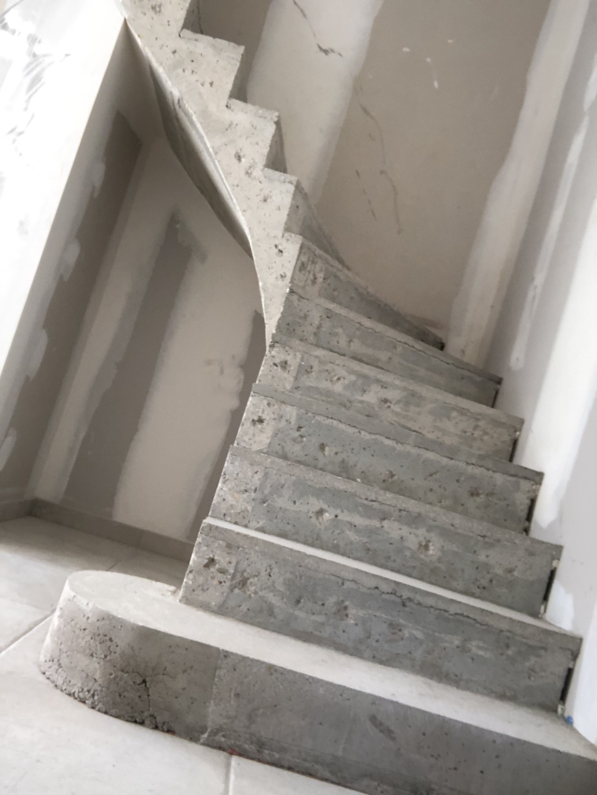 magnifique escalier à paillasse avec marche royale en béton brut de décoffrage  A martignas sur Jalles en Gironde  pour un constructeur