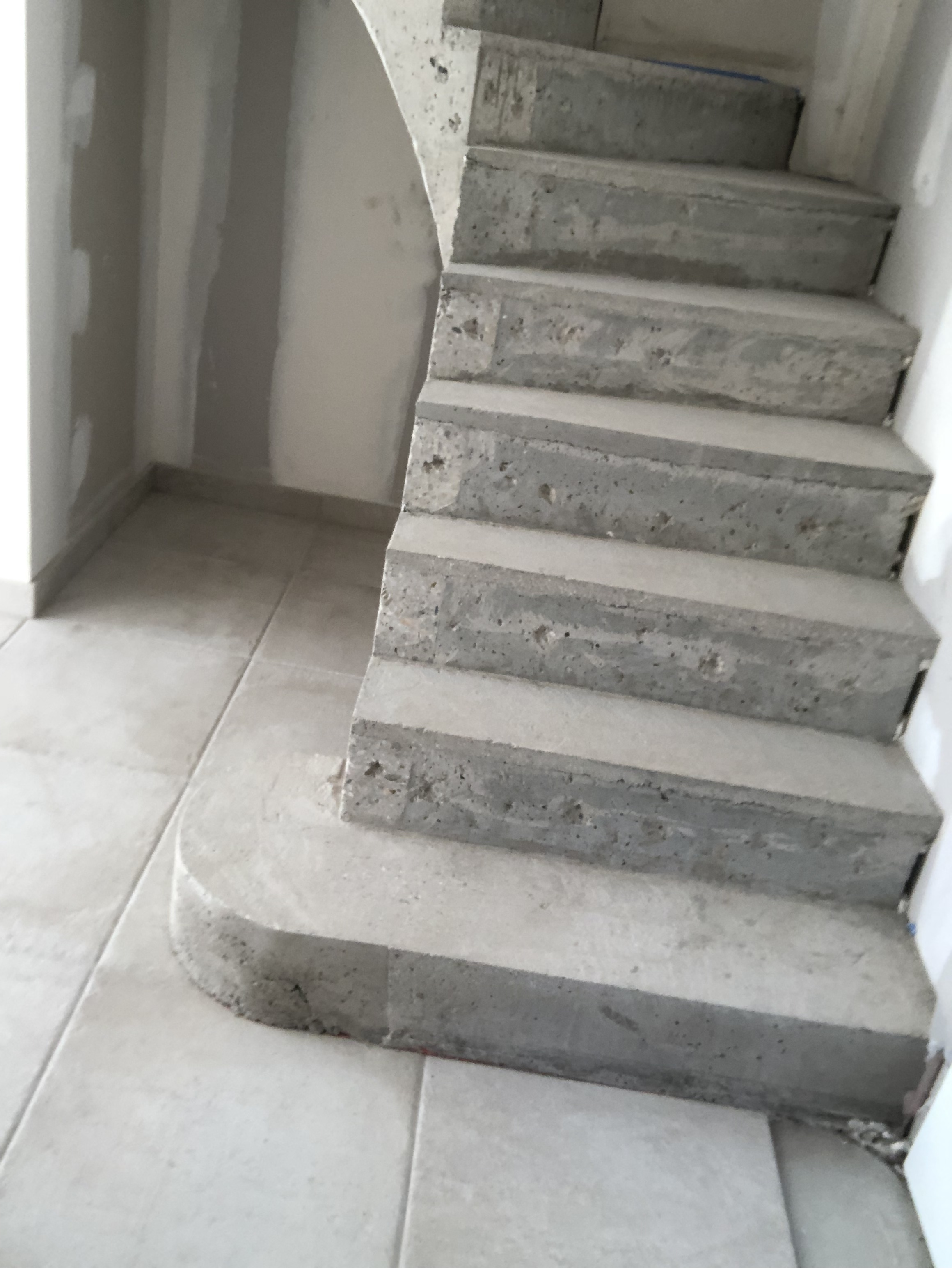 magnifique escalier à paillasse avec marche royale en béton brut de décoffrage  A martignas sur Jalles en Gironde  pour un constructeur