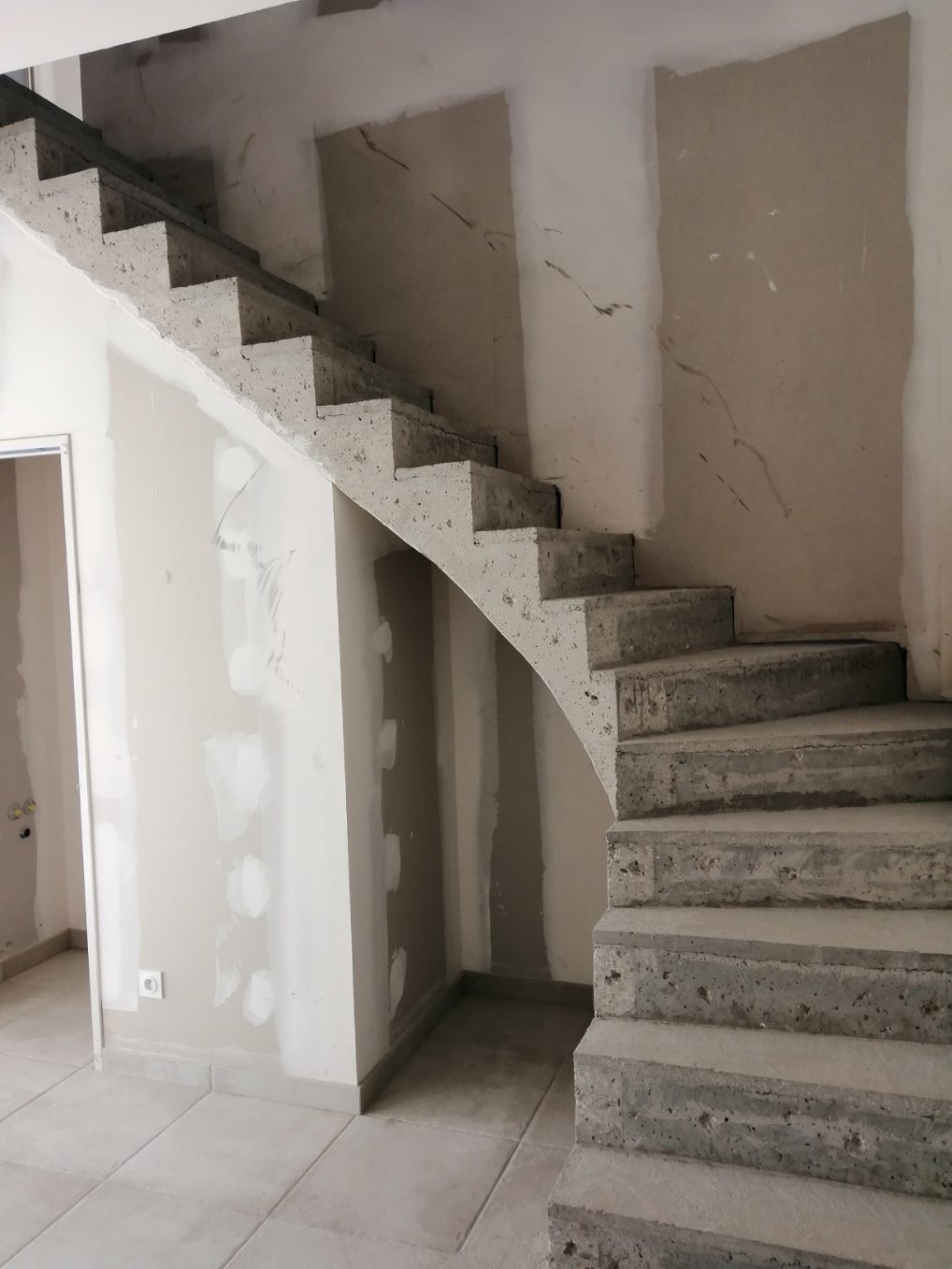 magnifique escalier à paillasse avec marche royale en béton brut de décoffrage  A martignas sur Jalles en Gironde  pour un constructeur