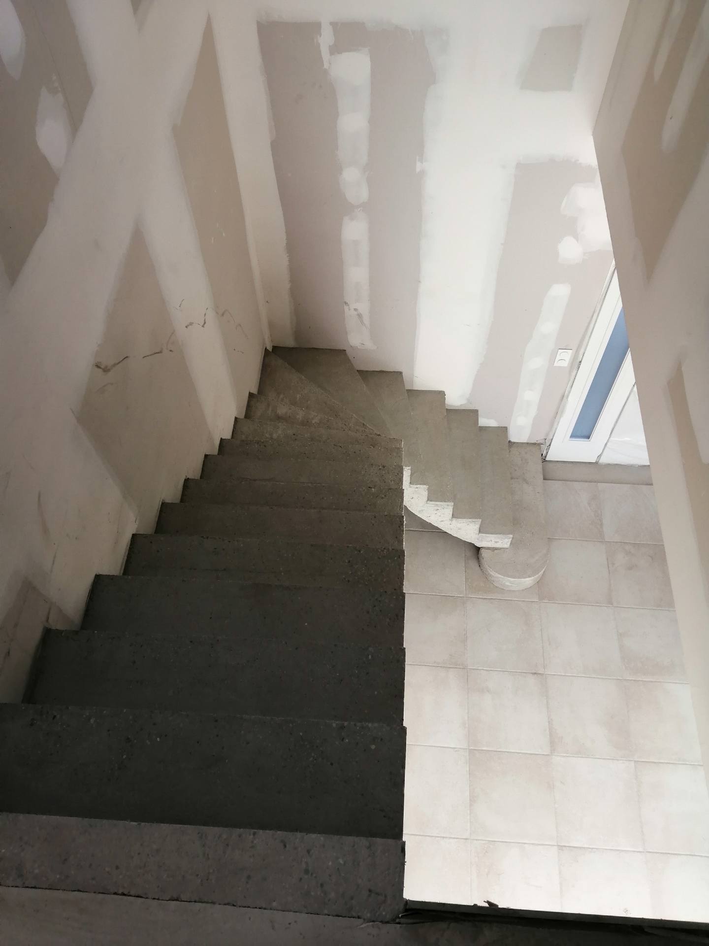 magnifique escalier à paillasse avec marche royale en béton brut de décoffrage  A martignas sur Jalles en Gironde  pour un constructeur