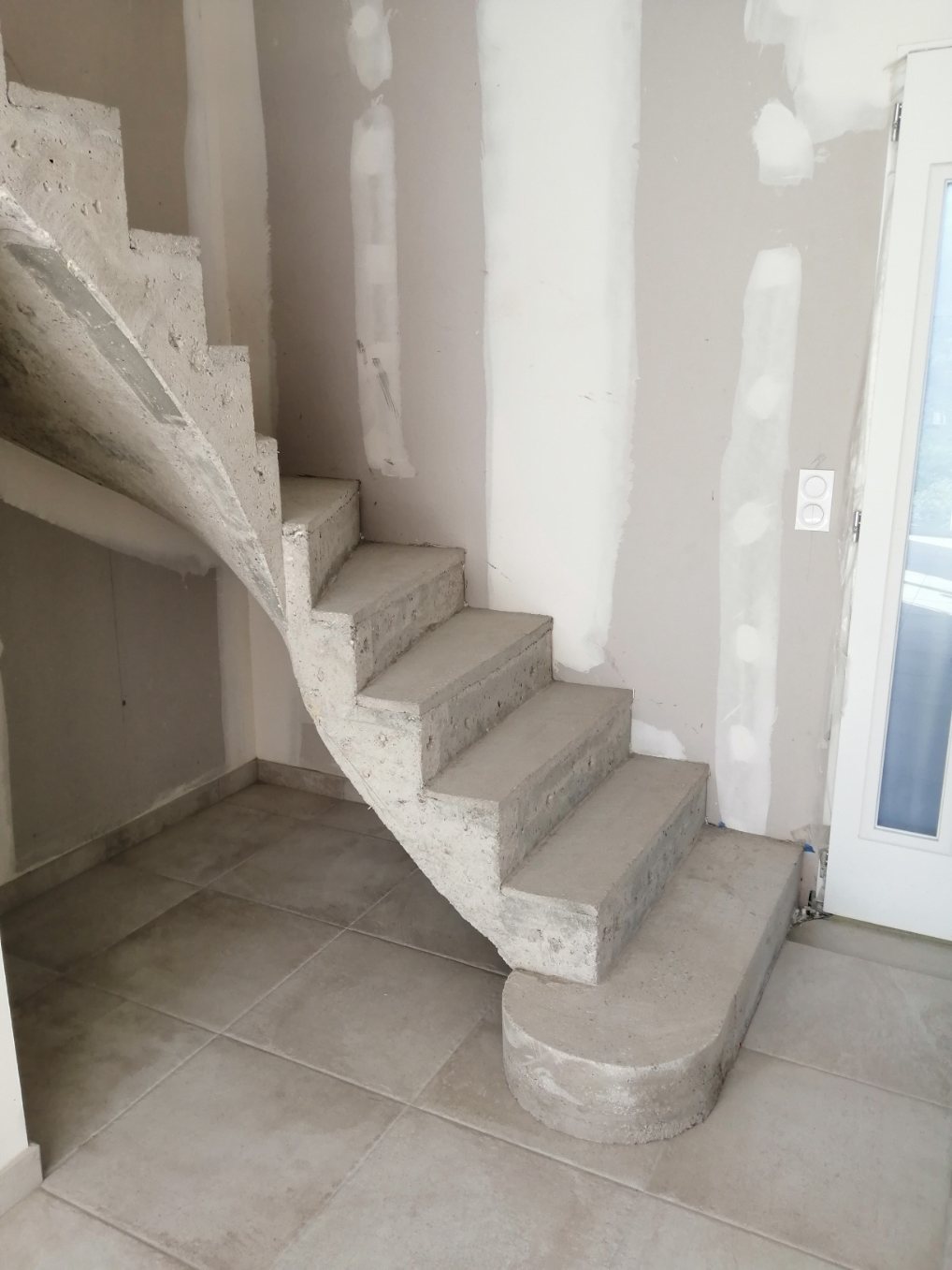 magnifique escalier à paillasse avec marche royale en béton brut de décoffrage  A martignas sur Jalles en Gironde  pour un constructeur