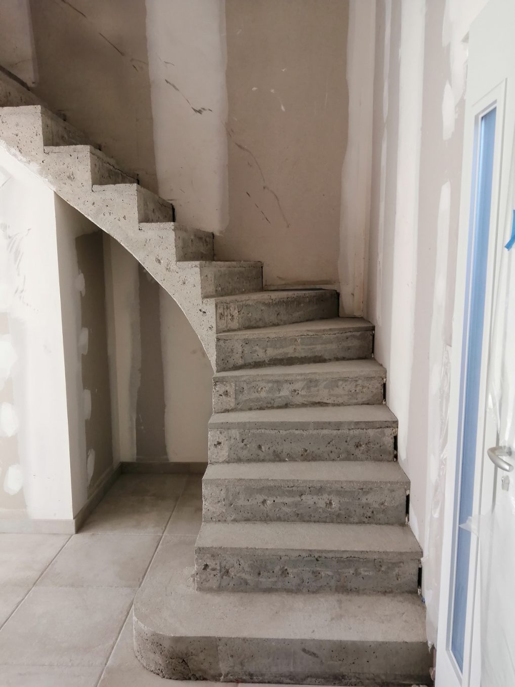 magnifique escalier à paillasse avec marche royale en béton brut de décoffrage  A martignas sur Jalles en Gironde  pour un constructeur