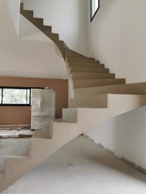 magnifique escalier à paillasse deux quart tournant en béton ciré vernis mat couleur sofia original Andernos près de Bordeaux  pour un particulier