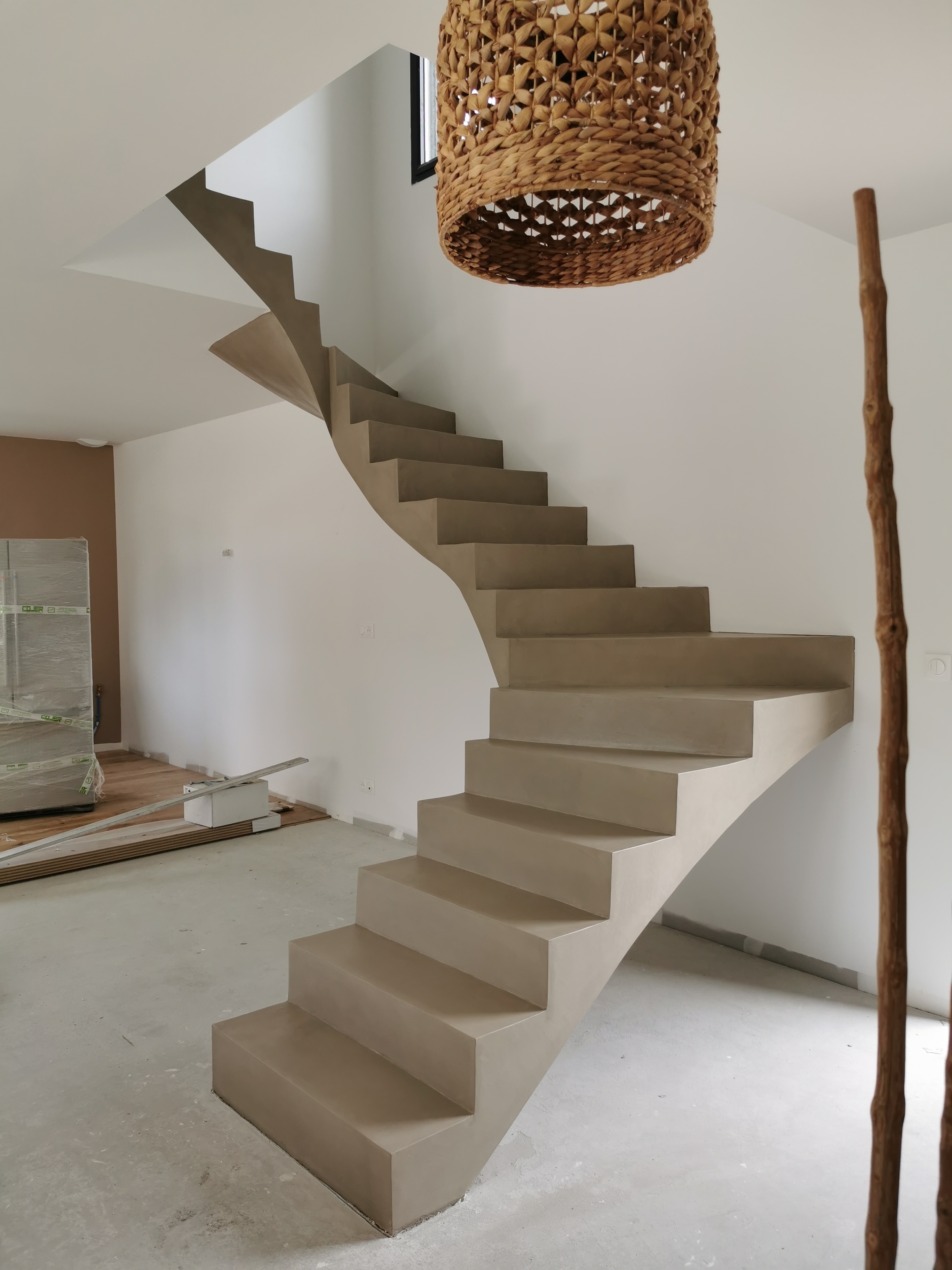magnifique escalier à paillasse deux quart tournant en béton ciré vernis mat couleur sofia original Andernos près de Bordeaux pour un particulier
