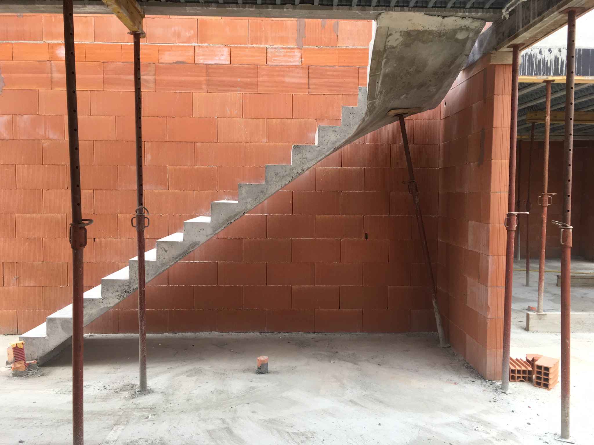 magnifique escalier à paillasse un quart tournant en béton   bordeaux pour un constructeur