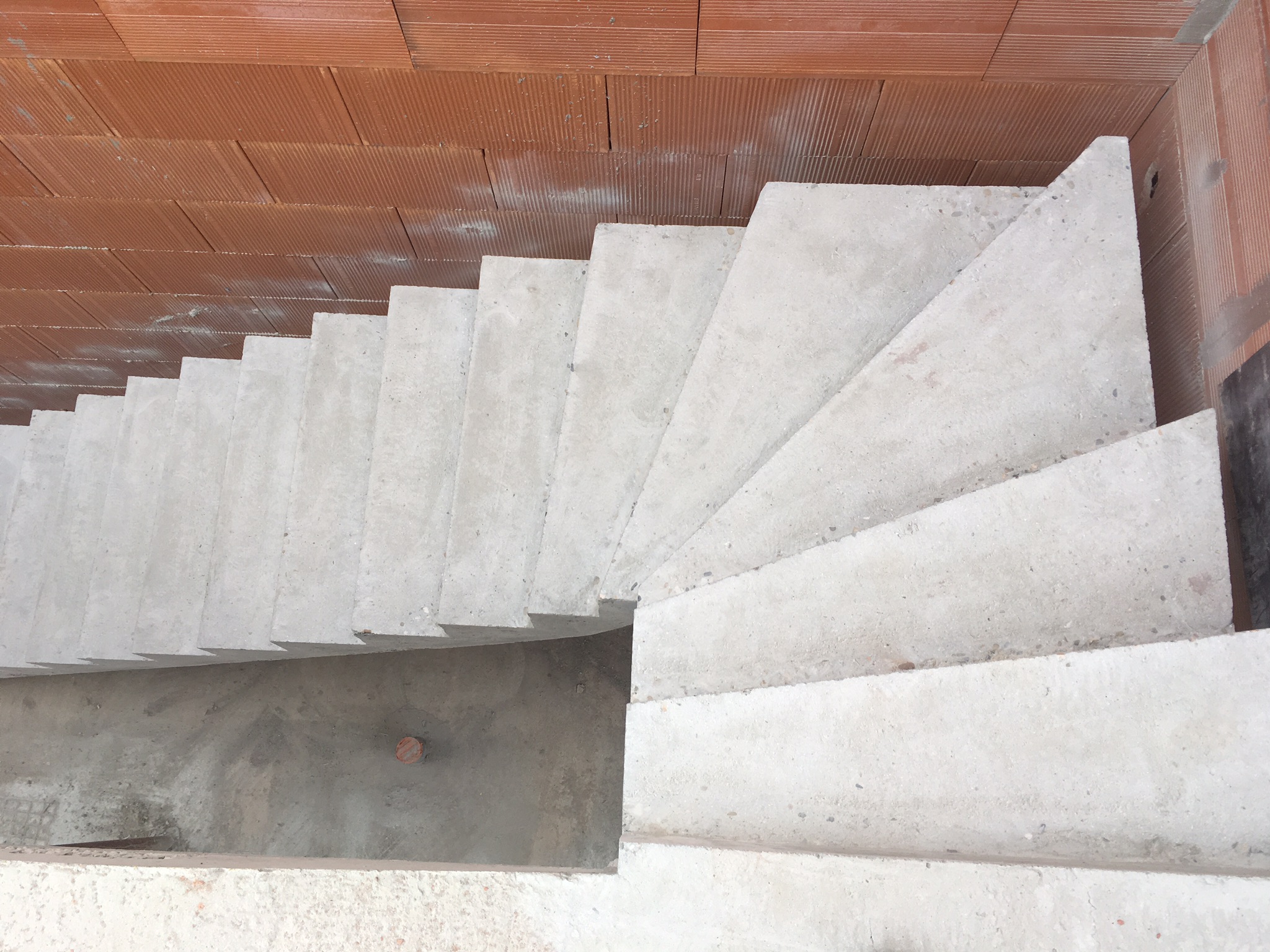 magnifique escalier à paillasse un quart tournant en béton   bordeaux pour un constructeur