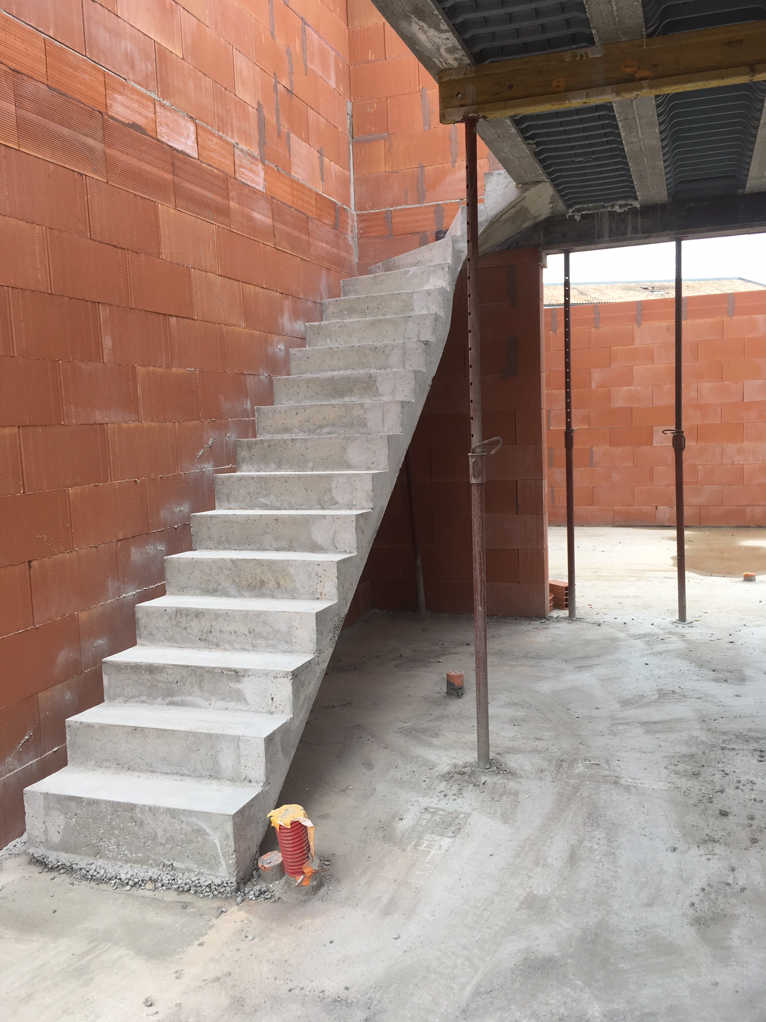 magnifique escalier à paillasse un quart tournant en béton   bordeaux pour un constructeur