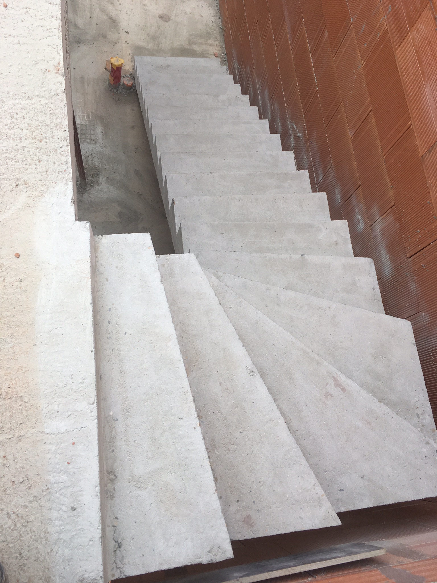 magnifique escalier à paillasse un quart tournant en béton   bordeaux pour un constructeur