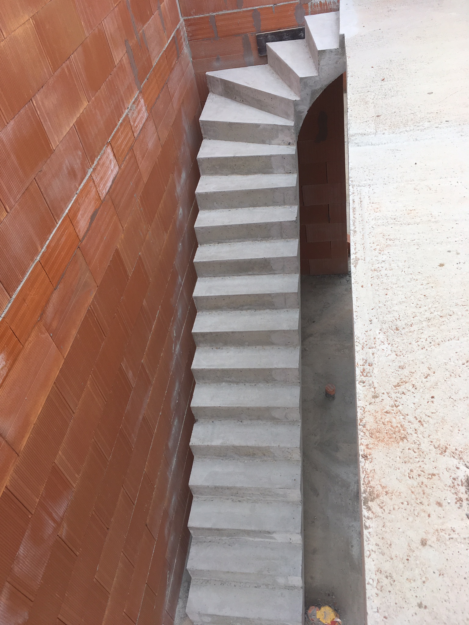magnifique escalier à paillasse un quart tournant en béton   bordeaux pour un constructeur