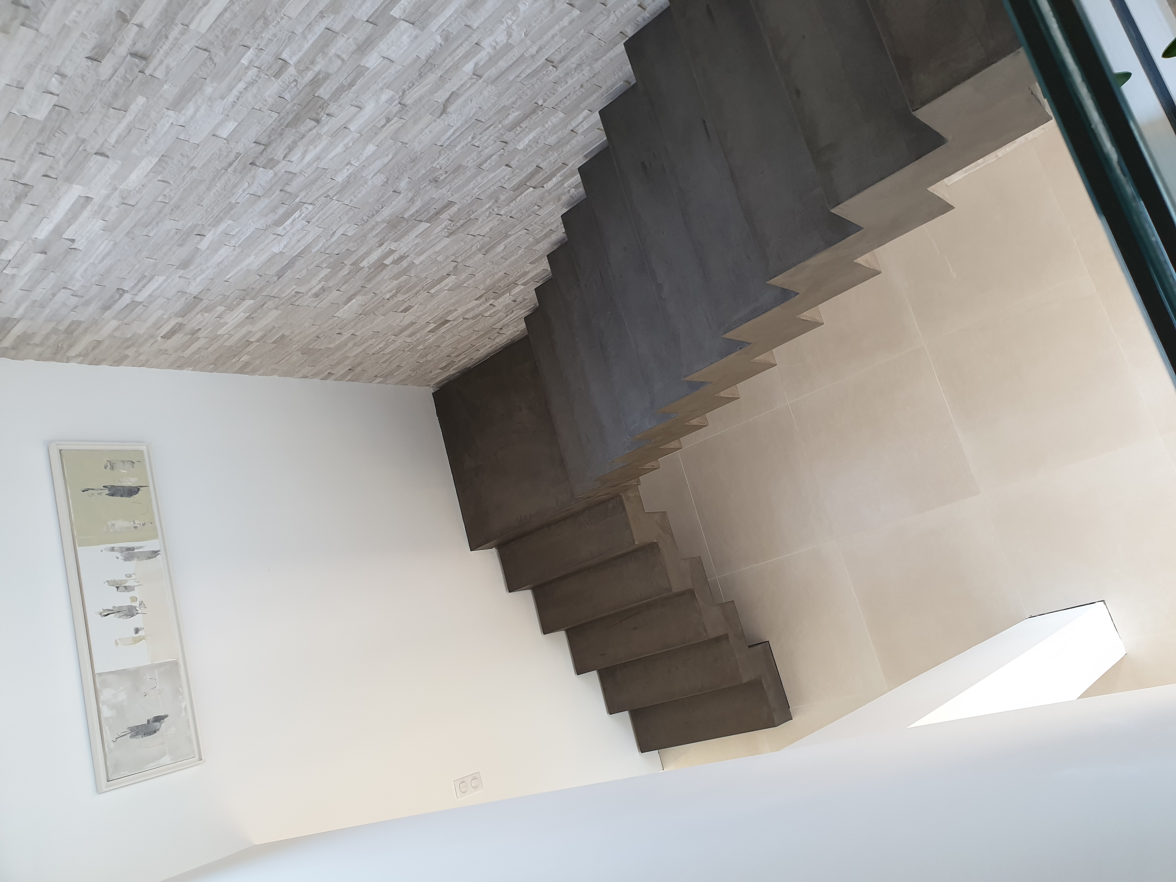 magnifique escalier crémaillère avec palier intermédiaire en béton ciré couleur nubuck à Froeningen pour un particulier