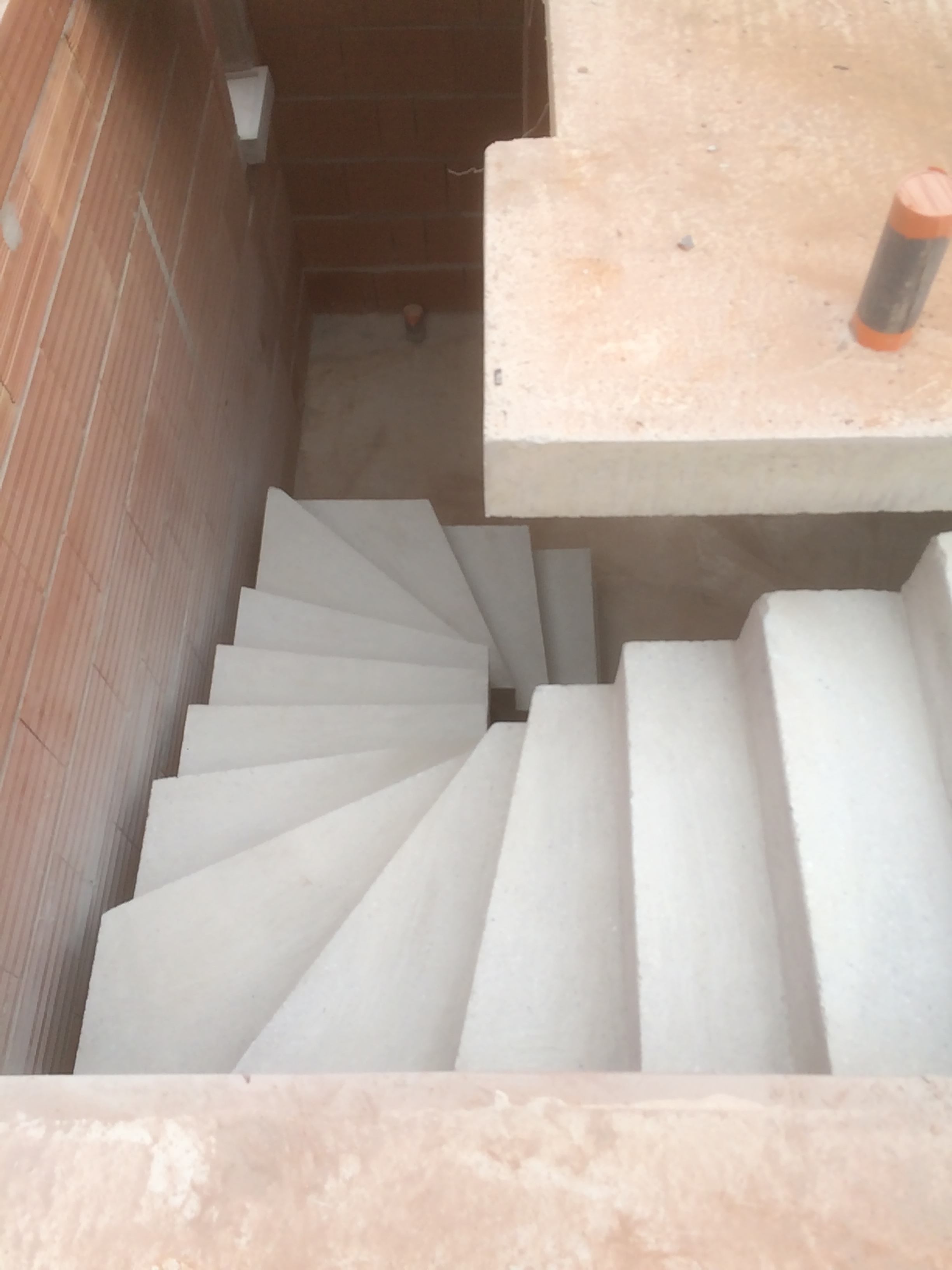 majestueux escalier à paillasse deux quart balancé en béton brut de décoffrage  a merignac proche de Bordeaux en Aquitaine pour un constructeur