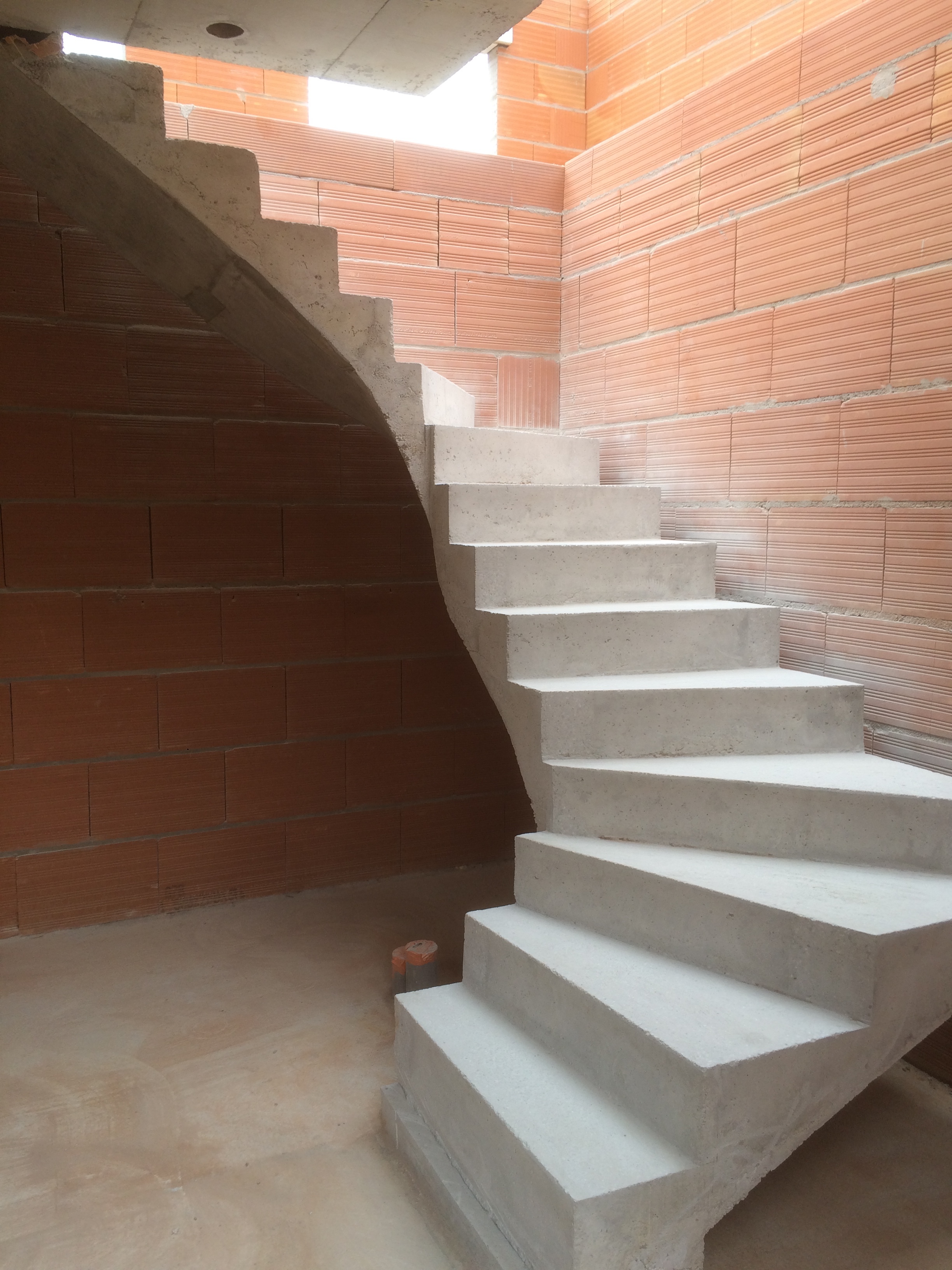 majestueux escalier à paillasse deux quart balancé en béton brut de décoffrage  a merignac proche de Bordeaux en Aquitaine pour un constructeur