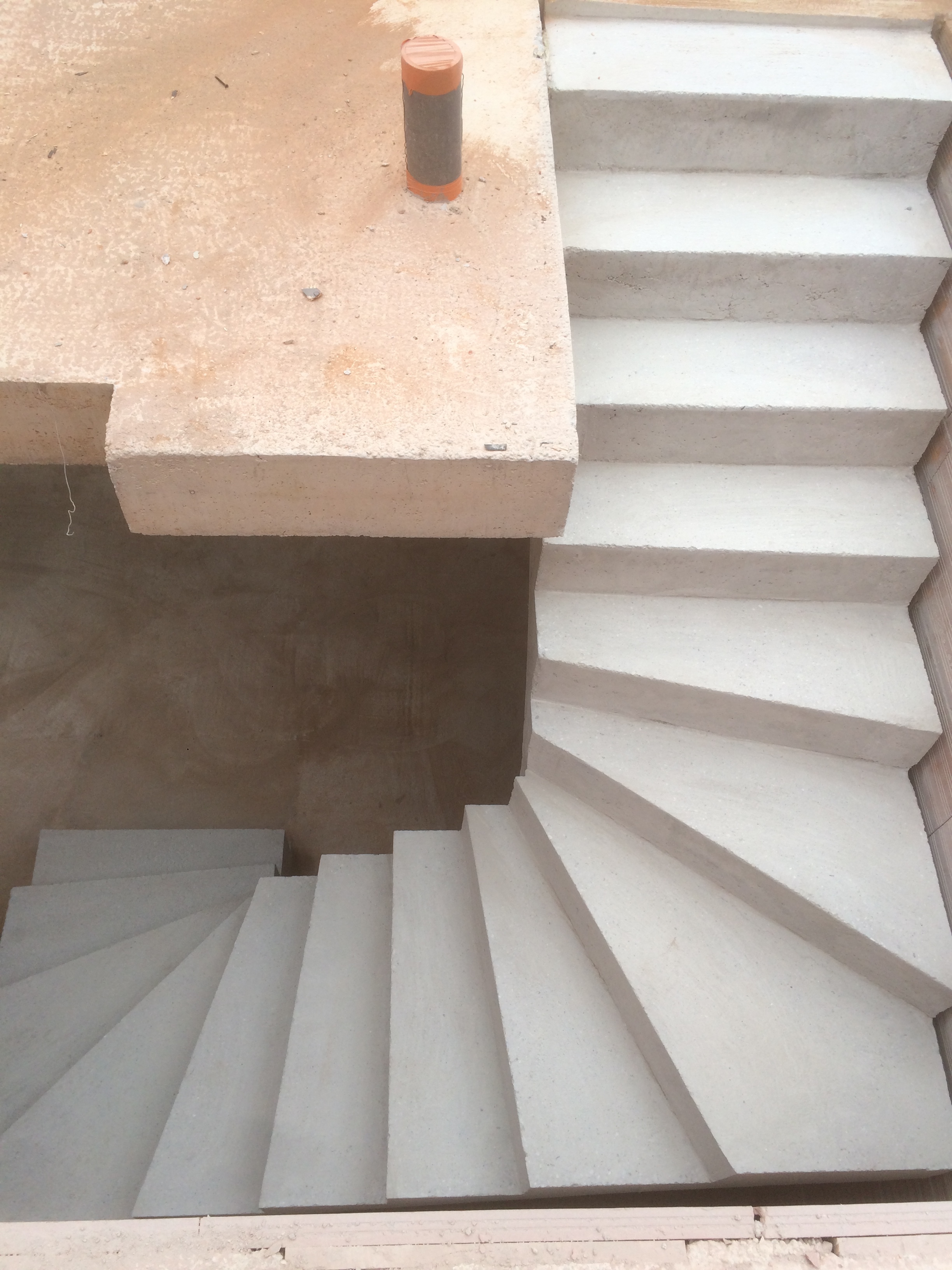 majestueux escalier à paillasse deux quart balancé en béton brut de décoffrage  a merignac proche de Bordeaux en Aquitaine pour un constructeur