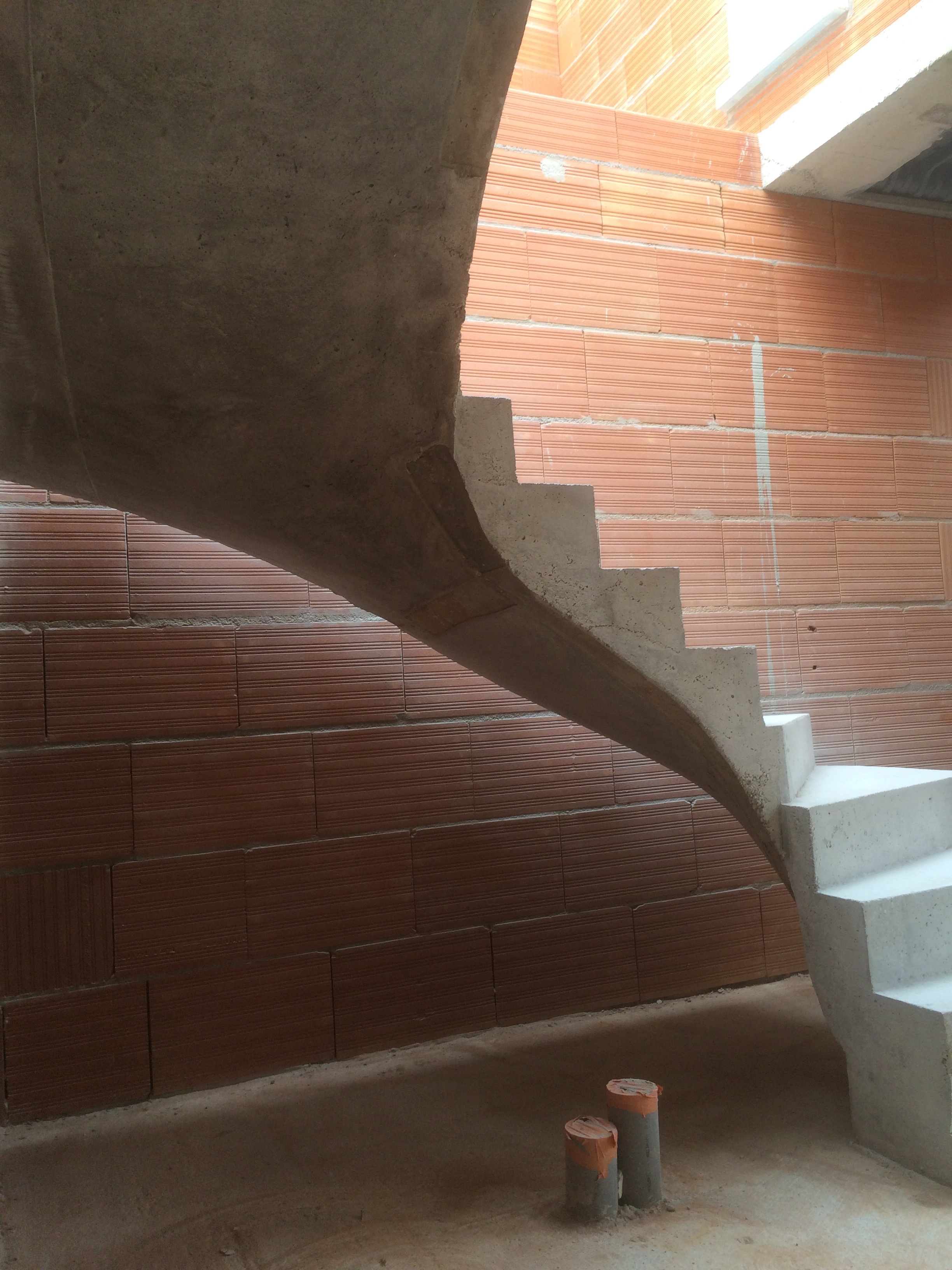 majestueux escalier à paillasse deux quart balancé en béton brut de décoffrage  a merignac proche de Bordeaux en Aquitaine pour un constructeur