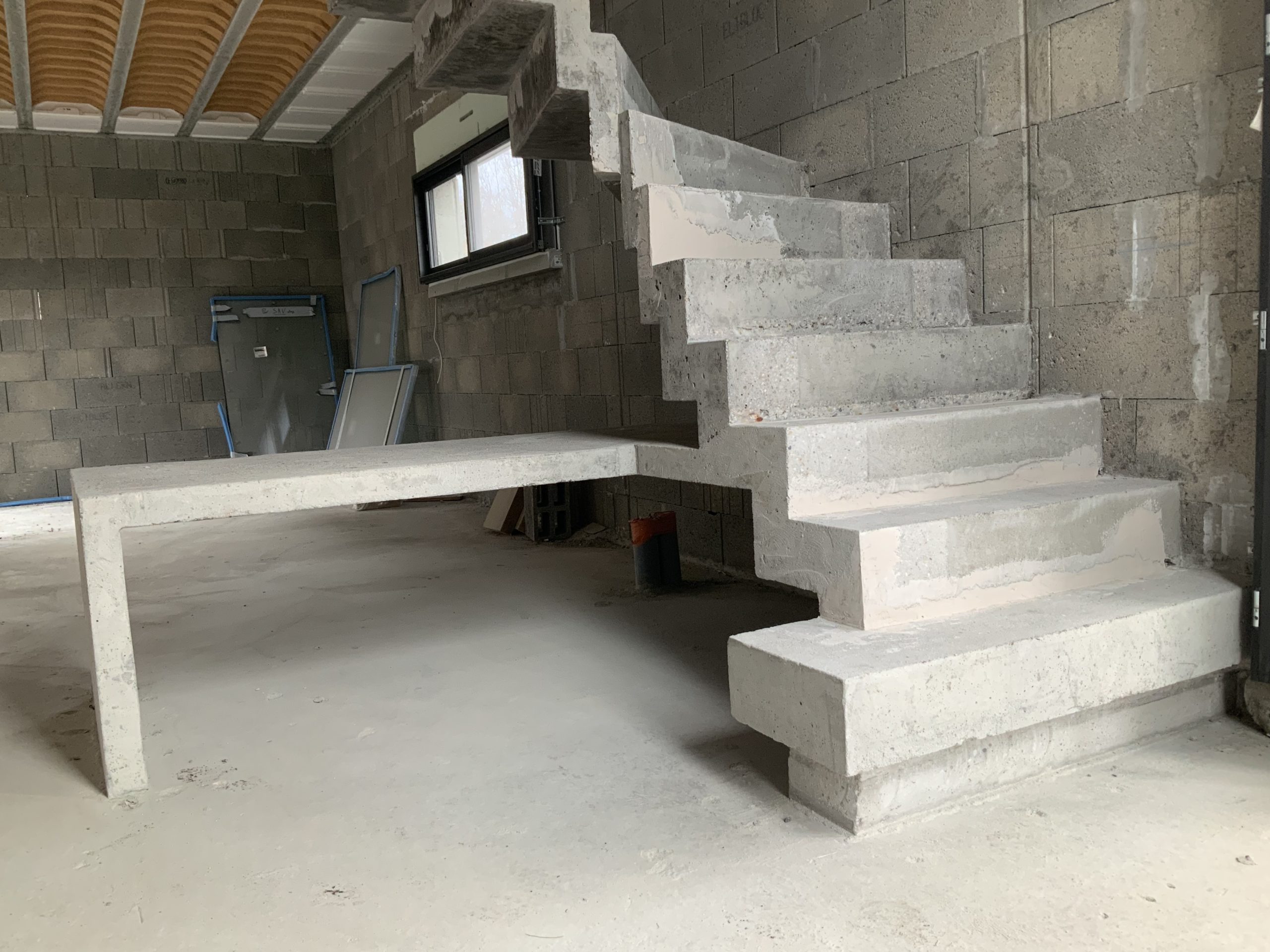 Marche royale avec effet flottant pour cet escalier dans une maison en construction