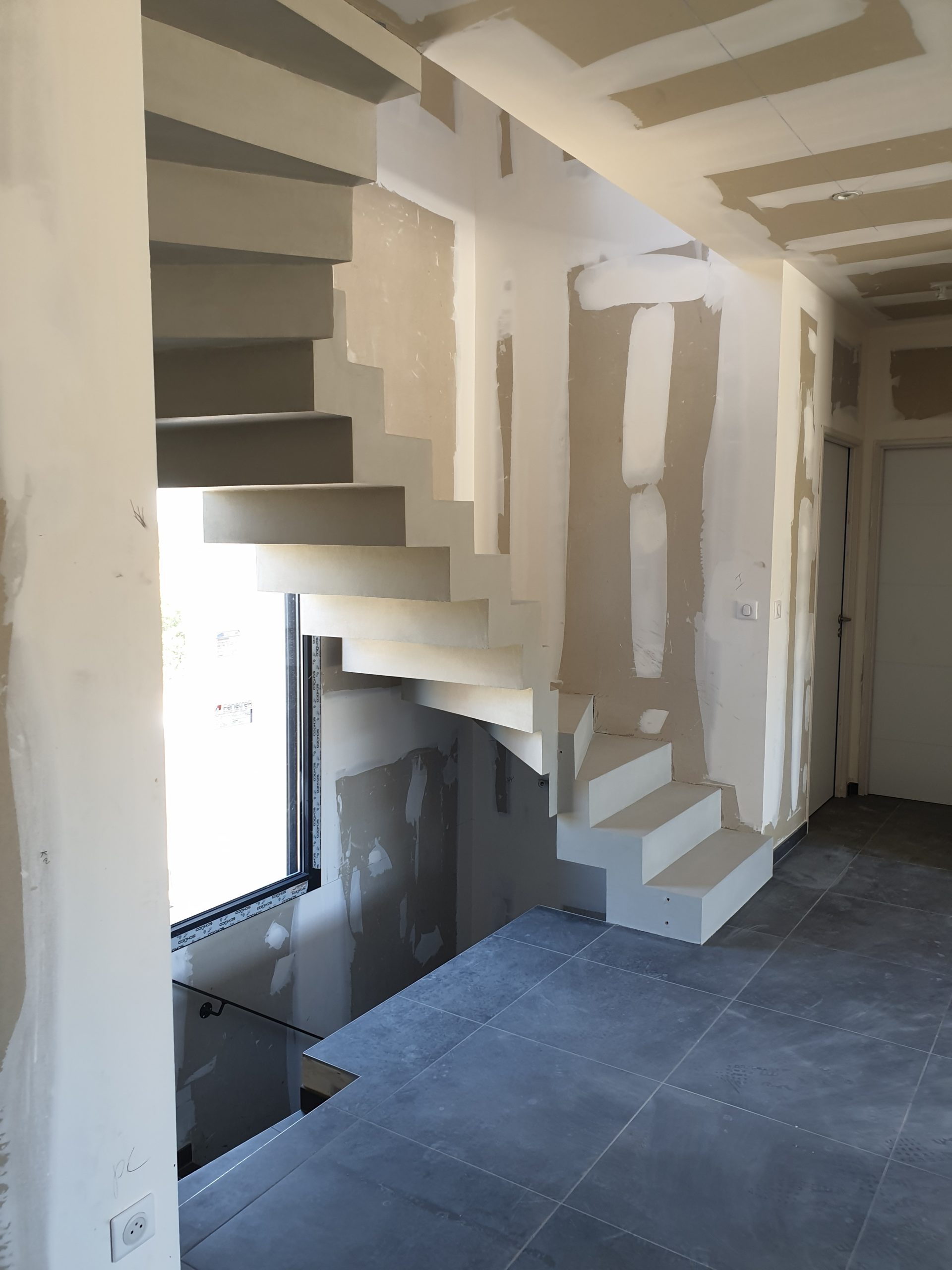 Réalisation d'un escalier béton avec application d'un béton ciré