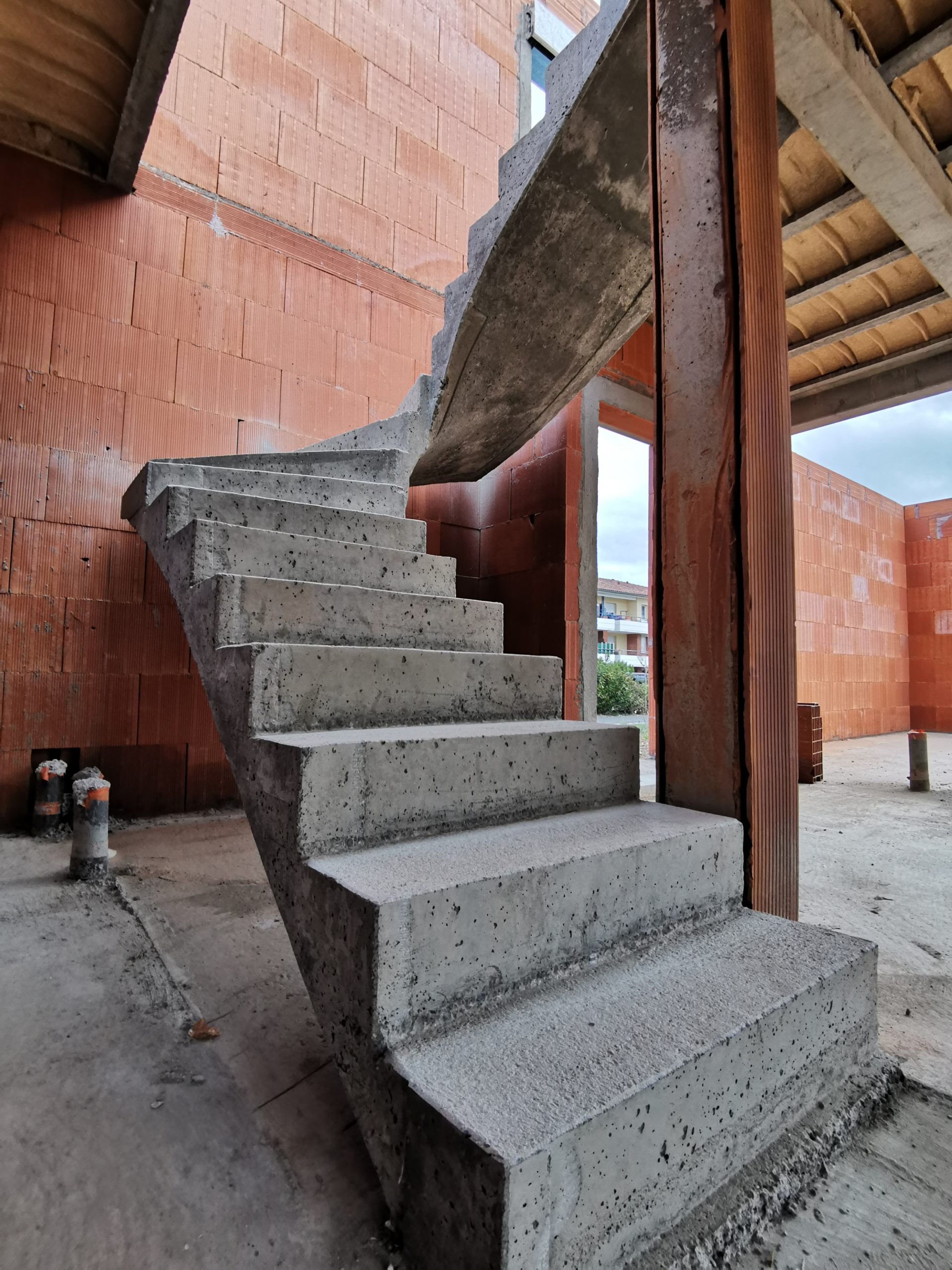 Réalisation d'un escalier béton balancé dans une maison individuelle