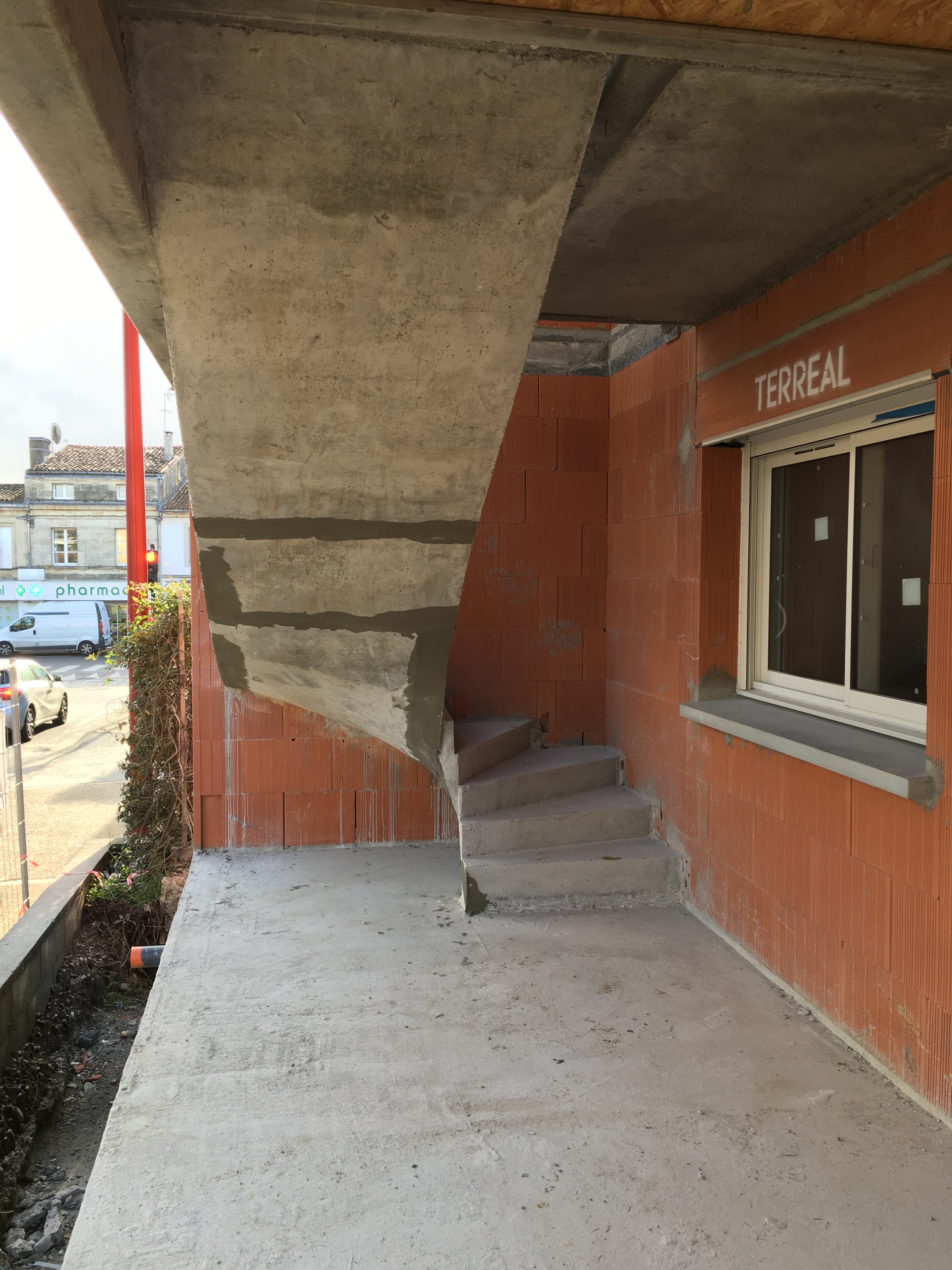 remarquable escalier à paillasse deux quart tournant en béton brut de décoffrage  à Bordeaux en Aquitaine  pour un constructeur