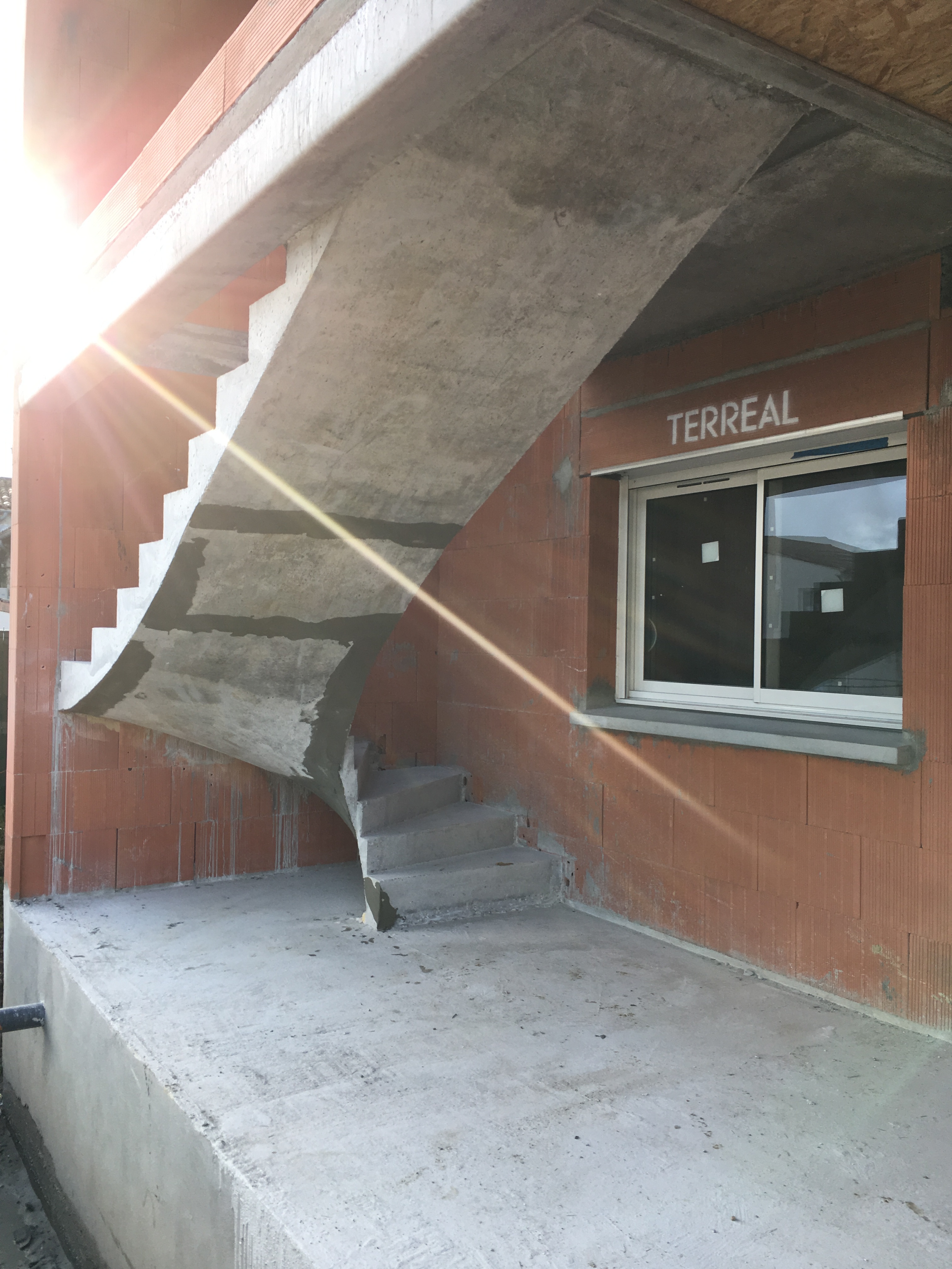 remarquable escalier à paillasse deux quart tournant en béton brut de décoffrage  à Bordeaux en Aquitaine  pour un constructeur