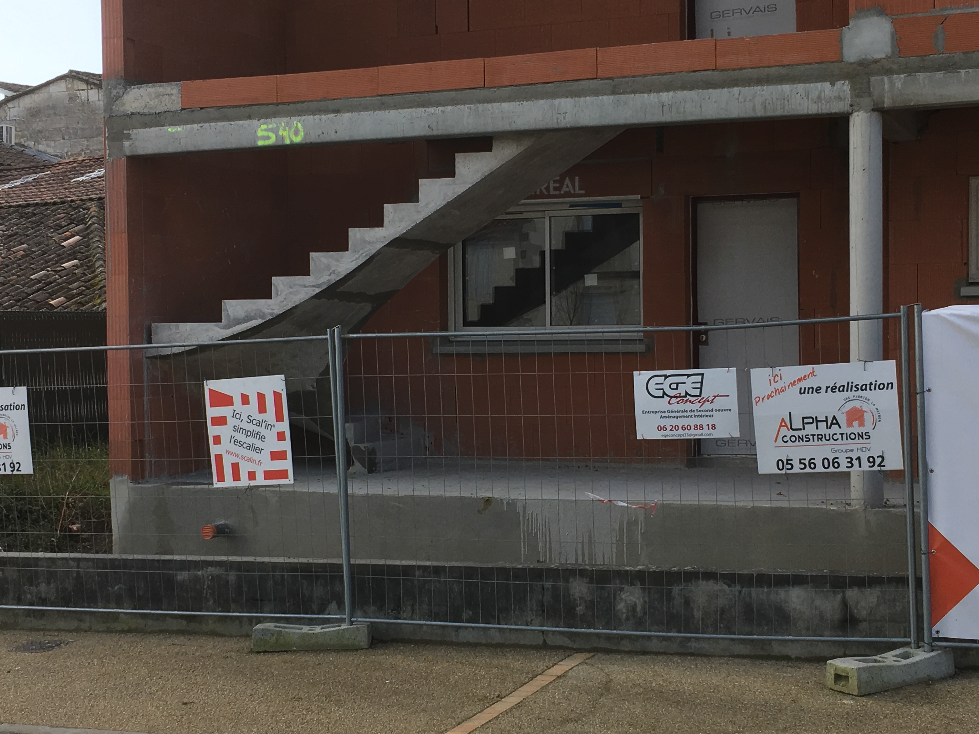 remarquable escalier à paillasse deux quart tournant en béton brut de décoffrage  à Bordeaux en Aquitaine  pour un constructeur