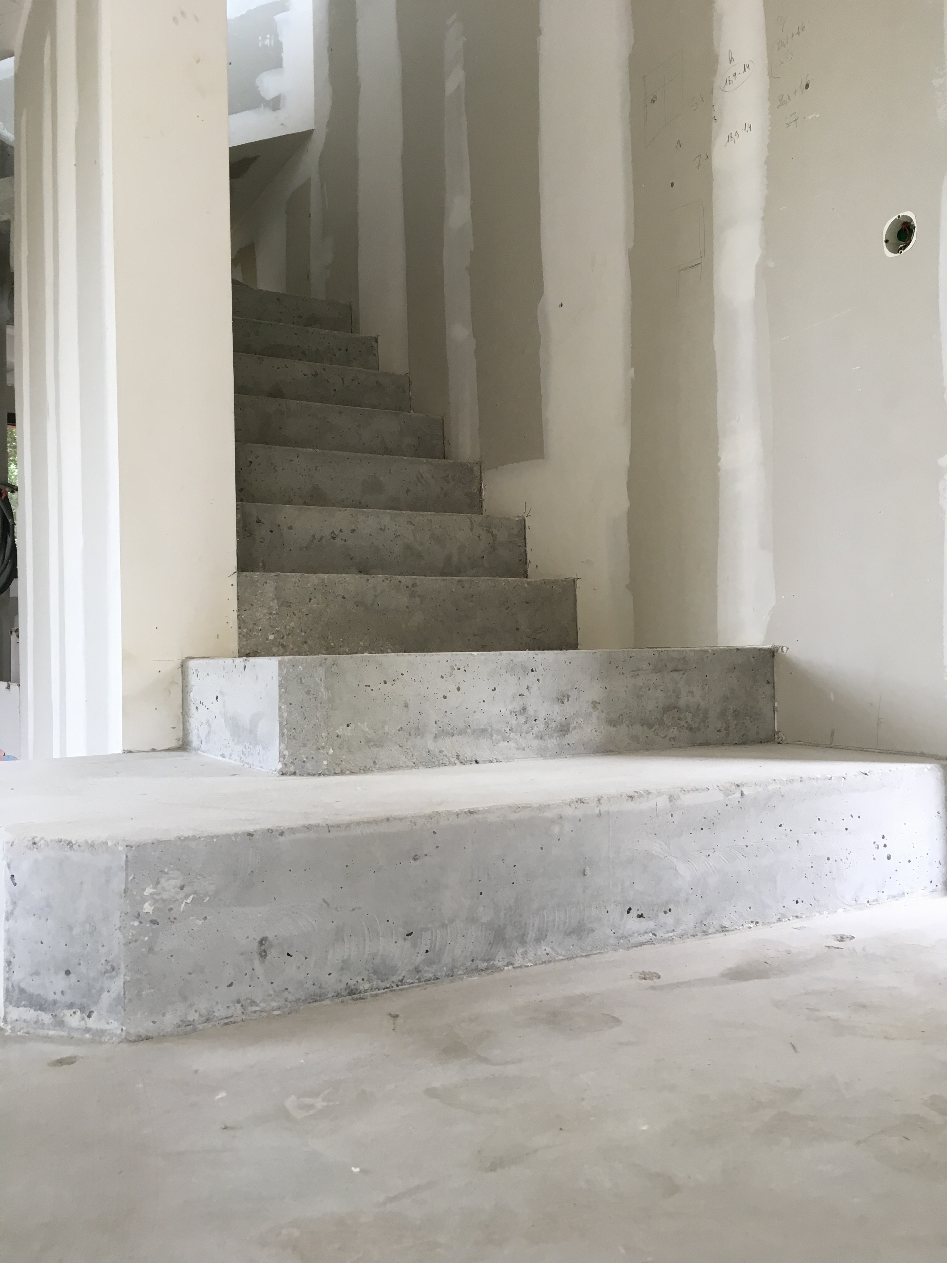 remarquable escalier crémaillère avec marches royales en béton brut de décoffrage  à pessac près de Bordeaux en Aquitaine pour un particulier