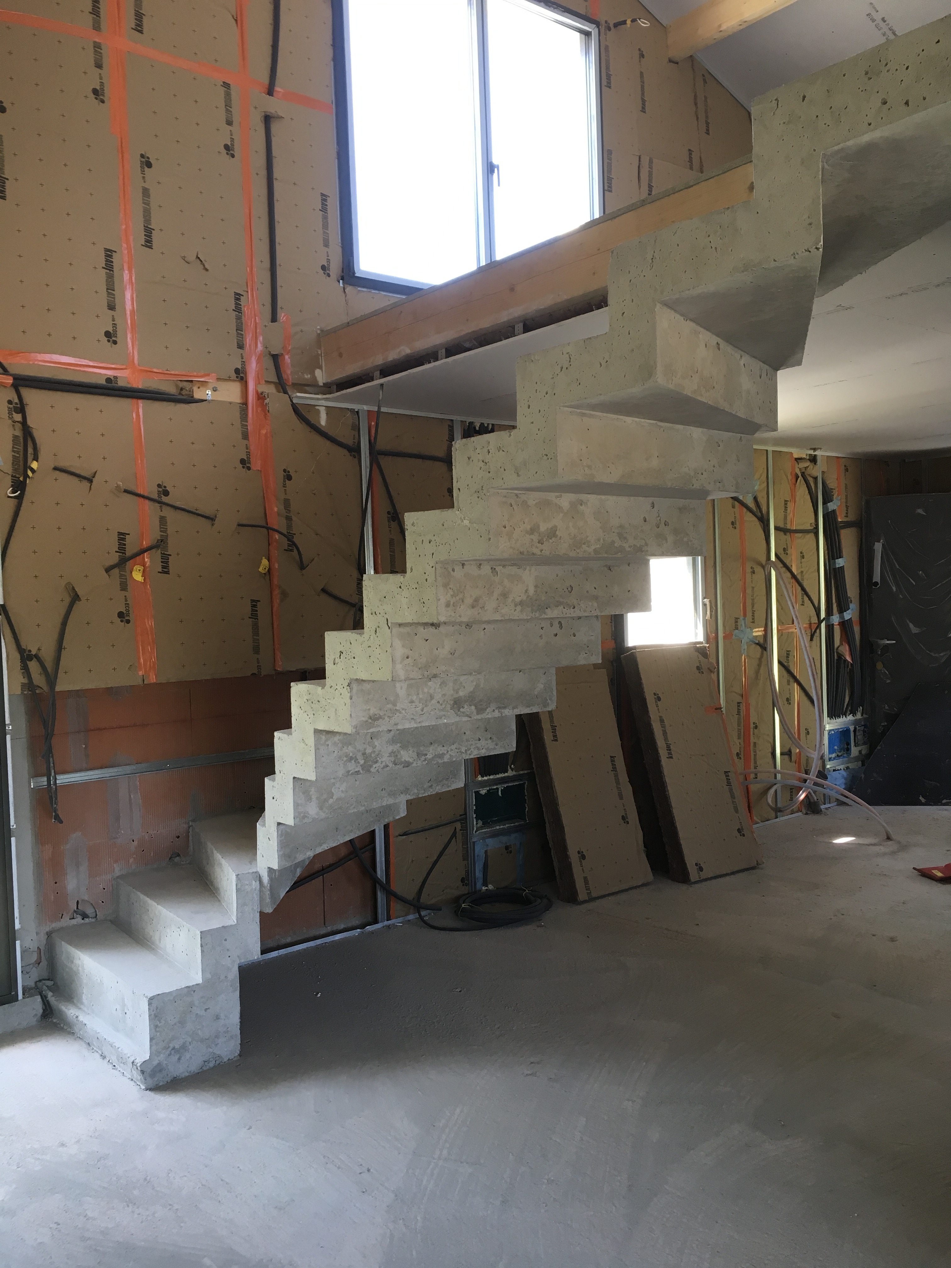 remarquable escalier crémaillère deux quart balancé en béton brut de décoffrage  A capbreton  pour un particulier