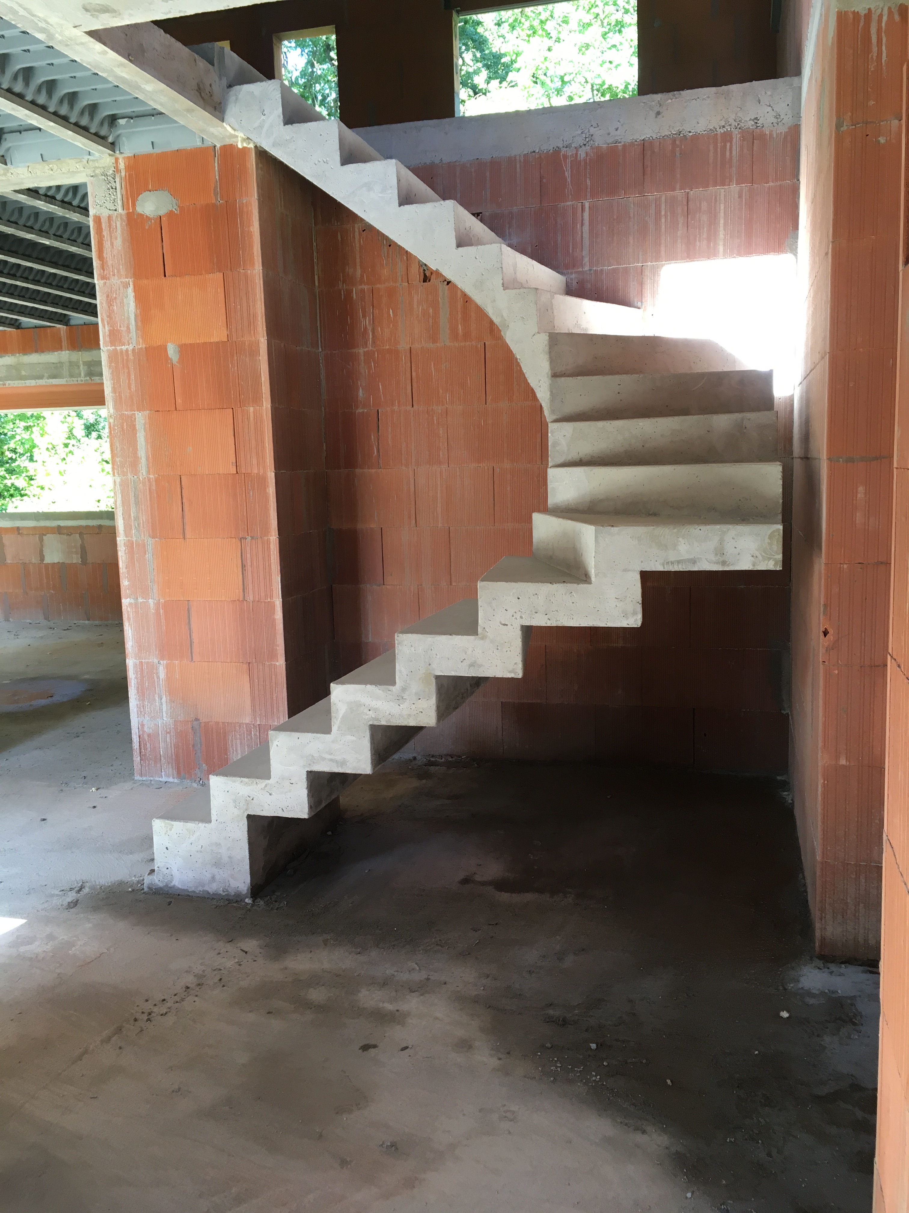 remarquable escalier graphique contemporain en béton brut de décoffrage A Eysines pour un constructeur