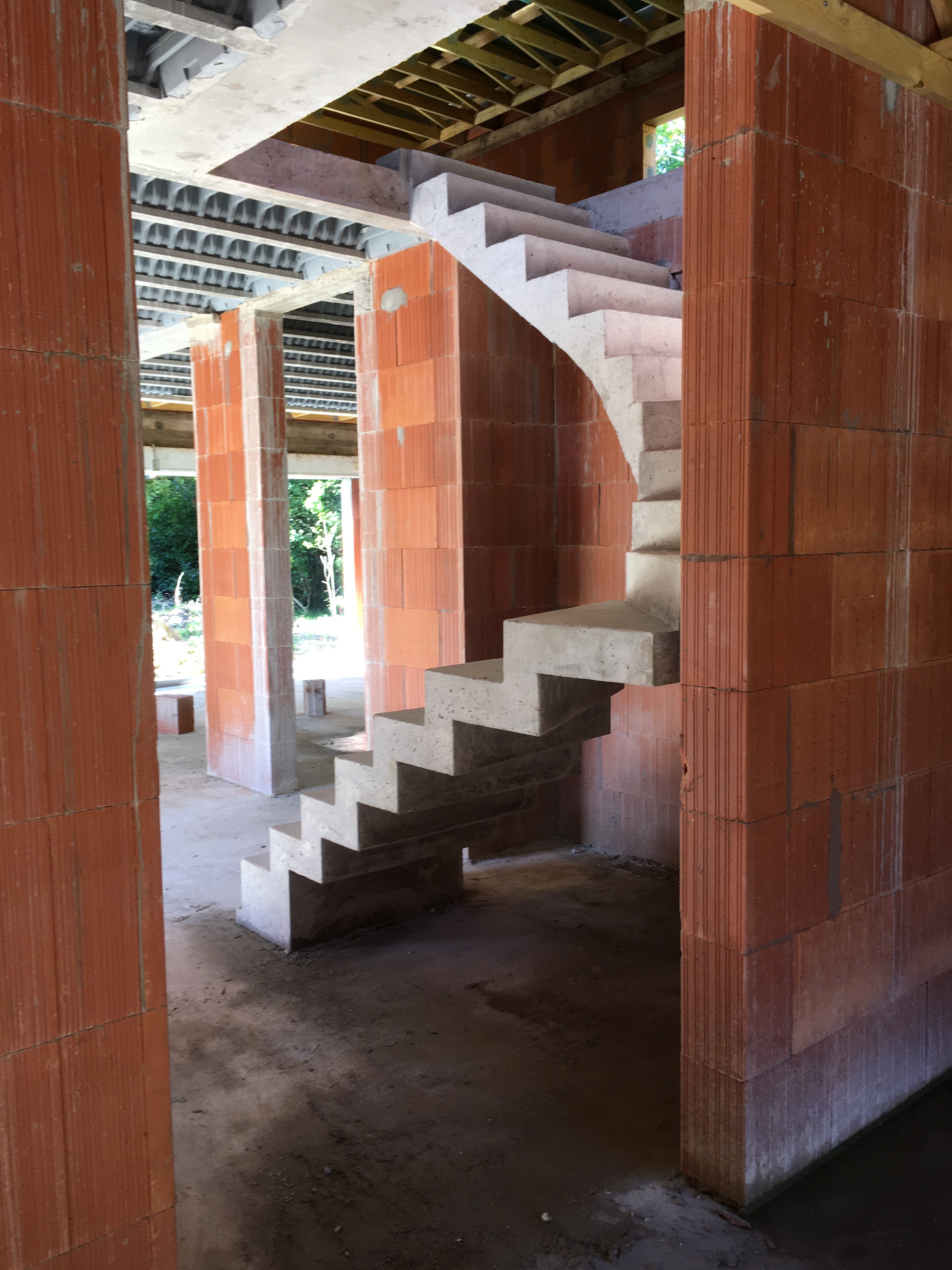 remarquable escalier graphique contemporain en béton brut de décoffrage A Eysines pour un constructeur