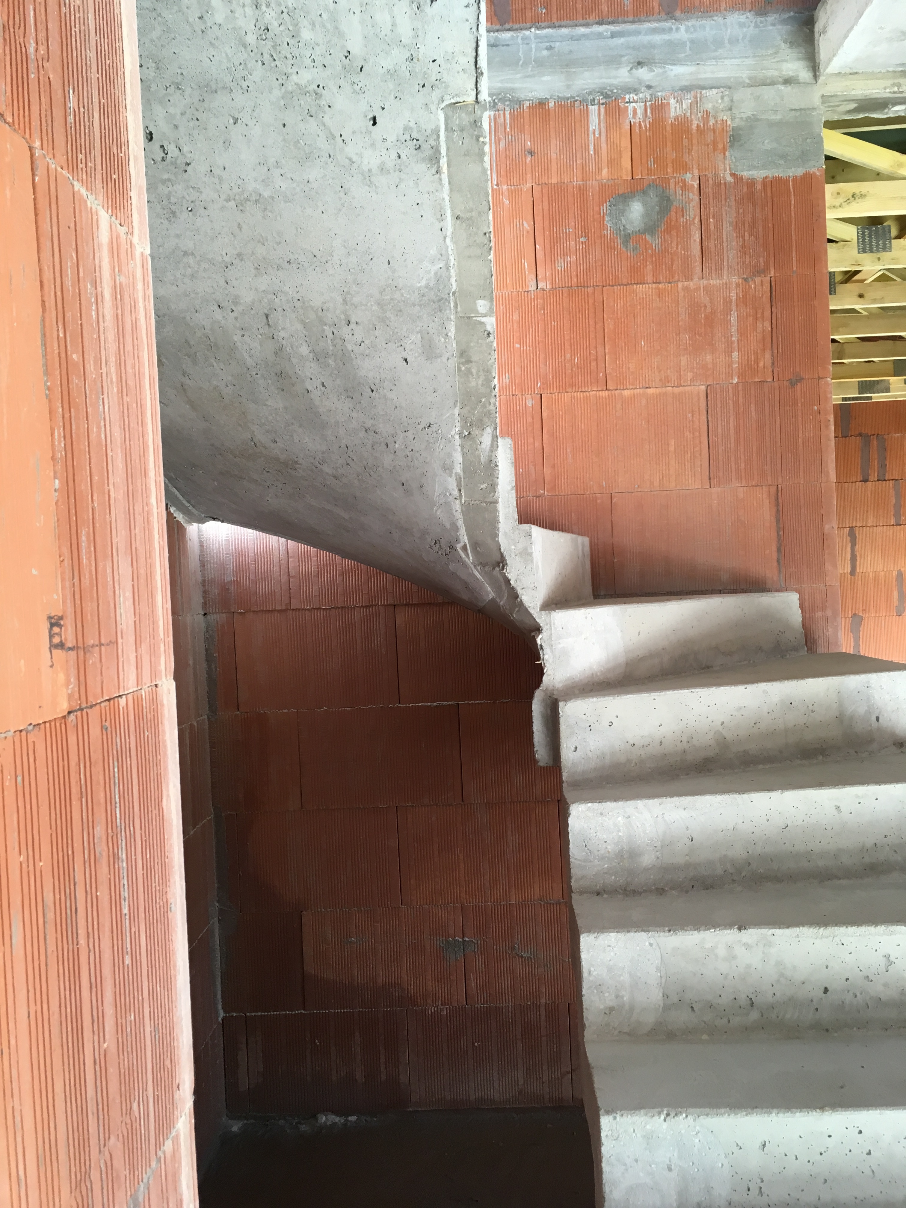 remarquable escalier graphique contemporain en béton brut de décoffrage A Eysines pour un constructeur