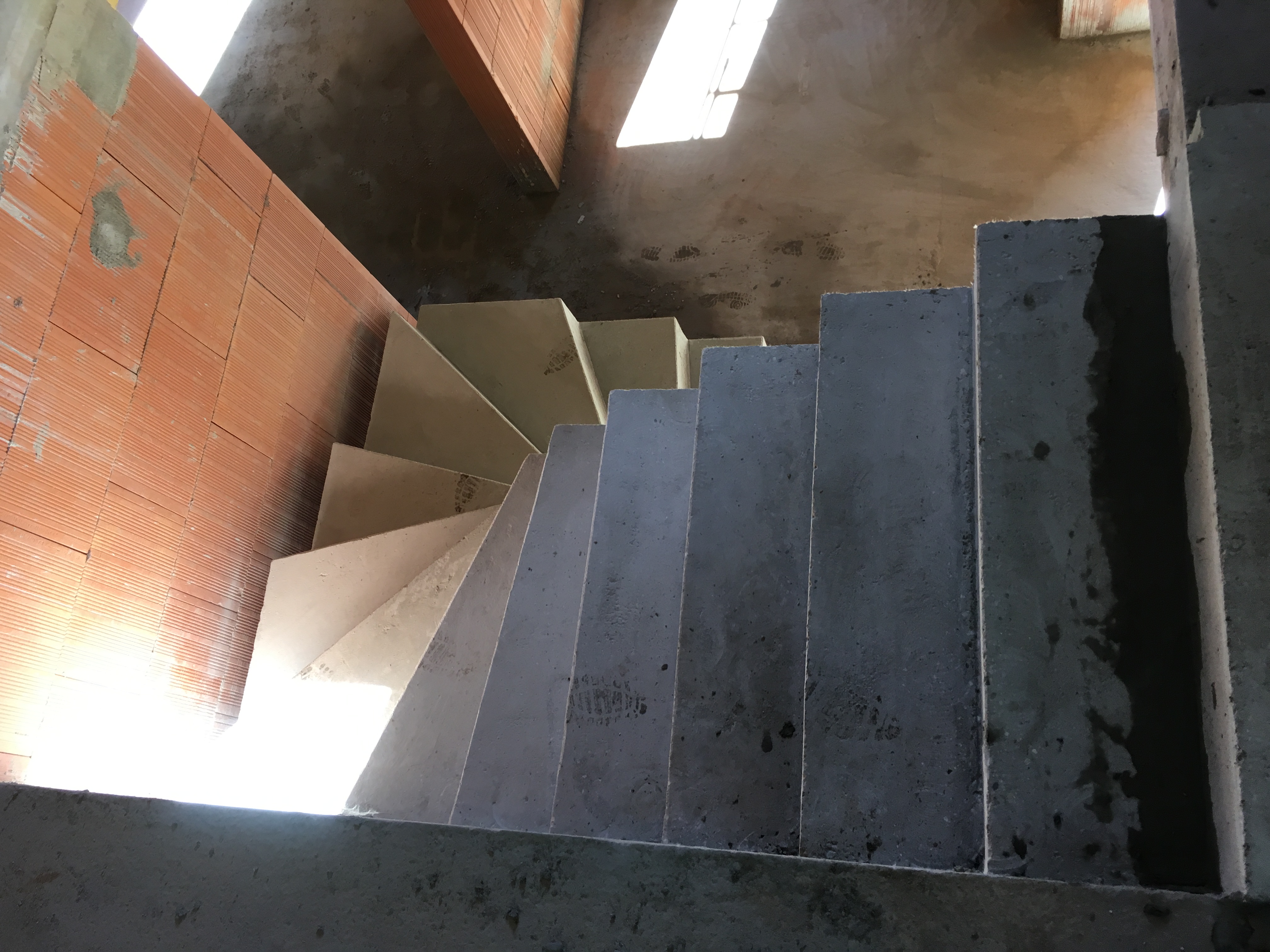 remarquable escalier graphique contemporain en béton brut de décoffrage A Eysines pour un constructeur